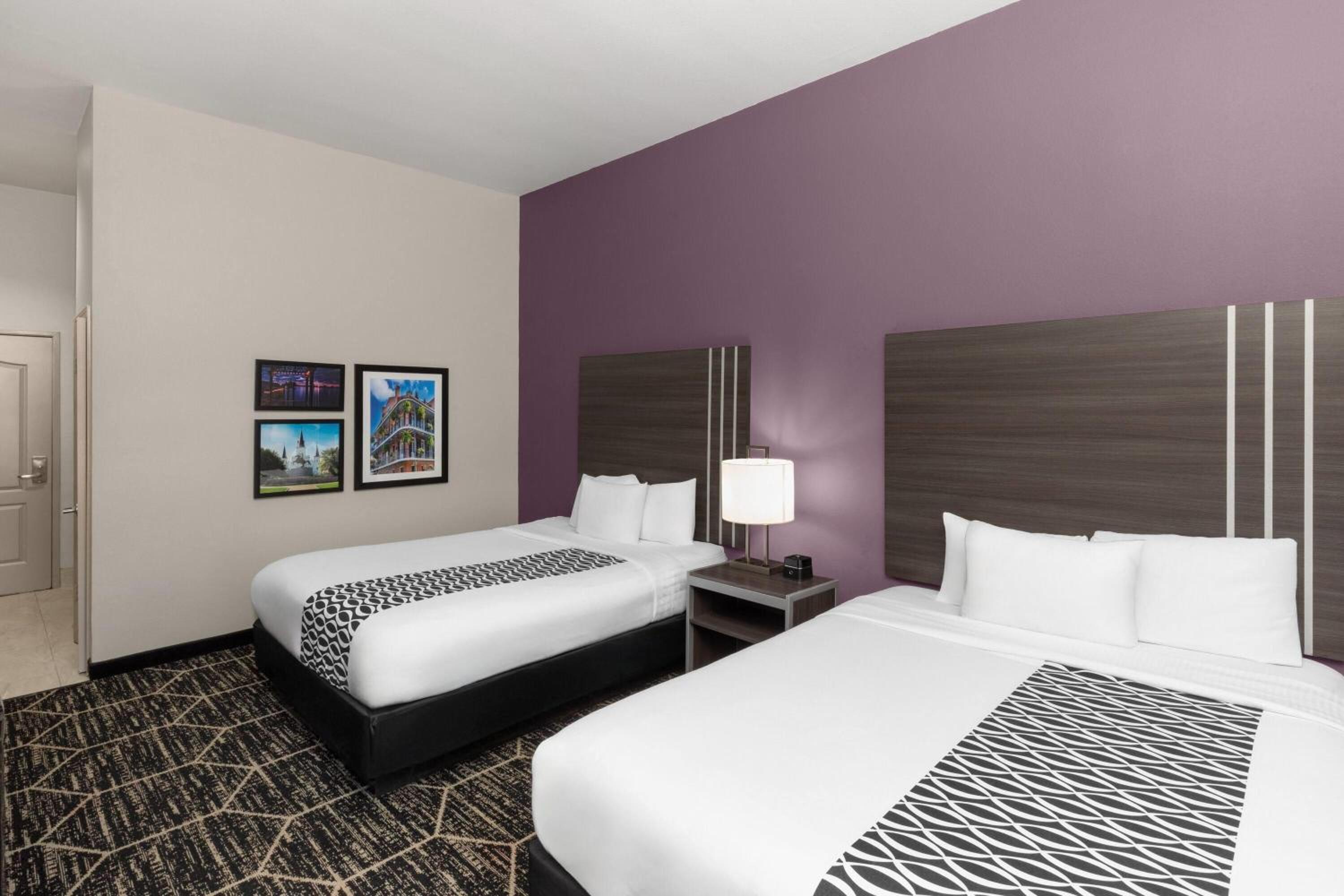 Queen Room with Two Queen Beds - Non-Smoking photo 2