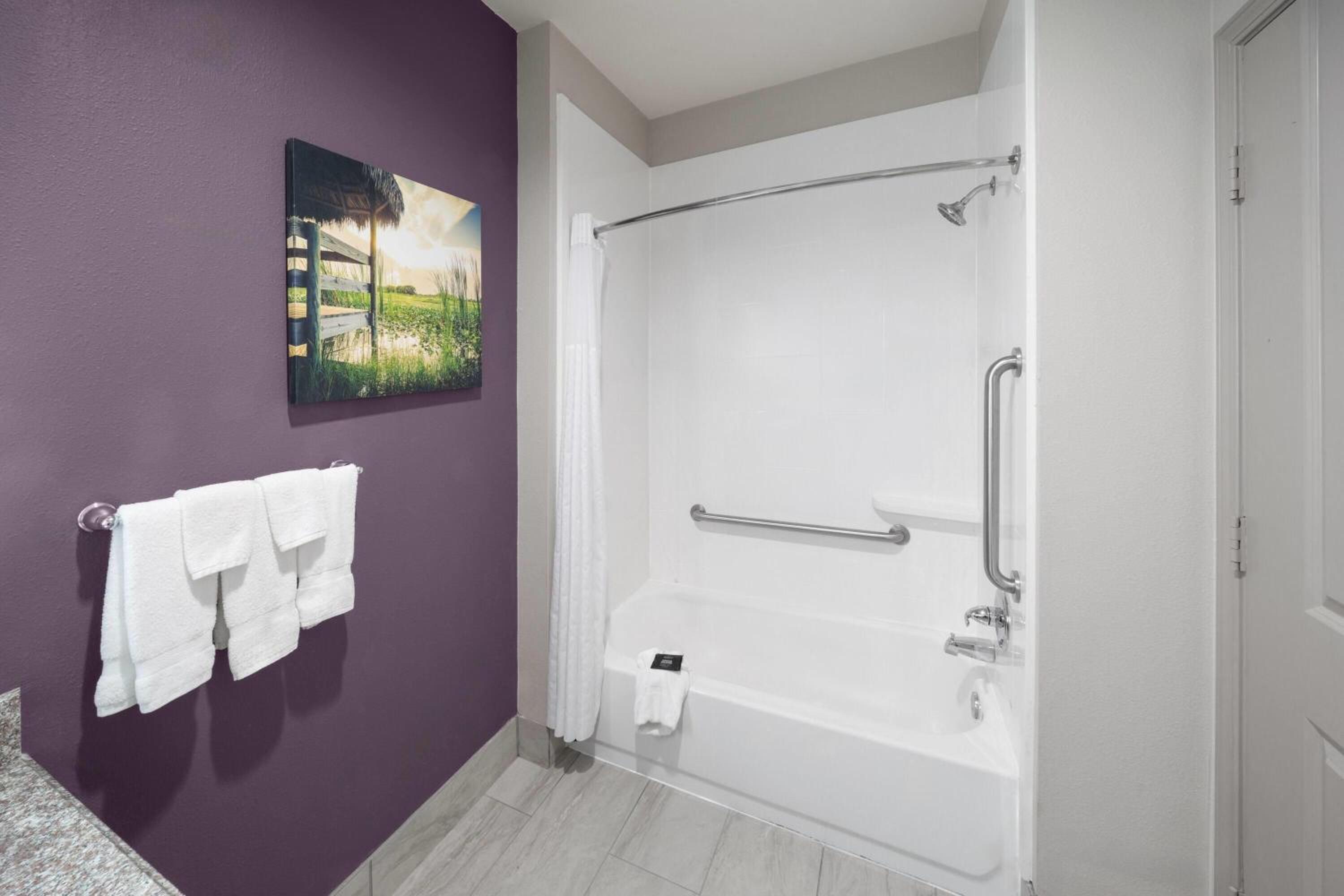 Deluxe King Room - Mobility Access/Non-Smoking photo 2