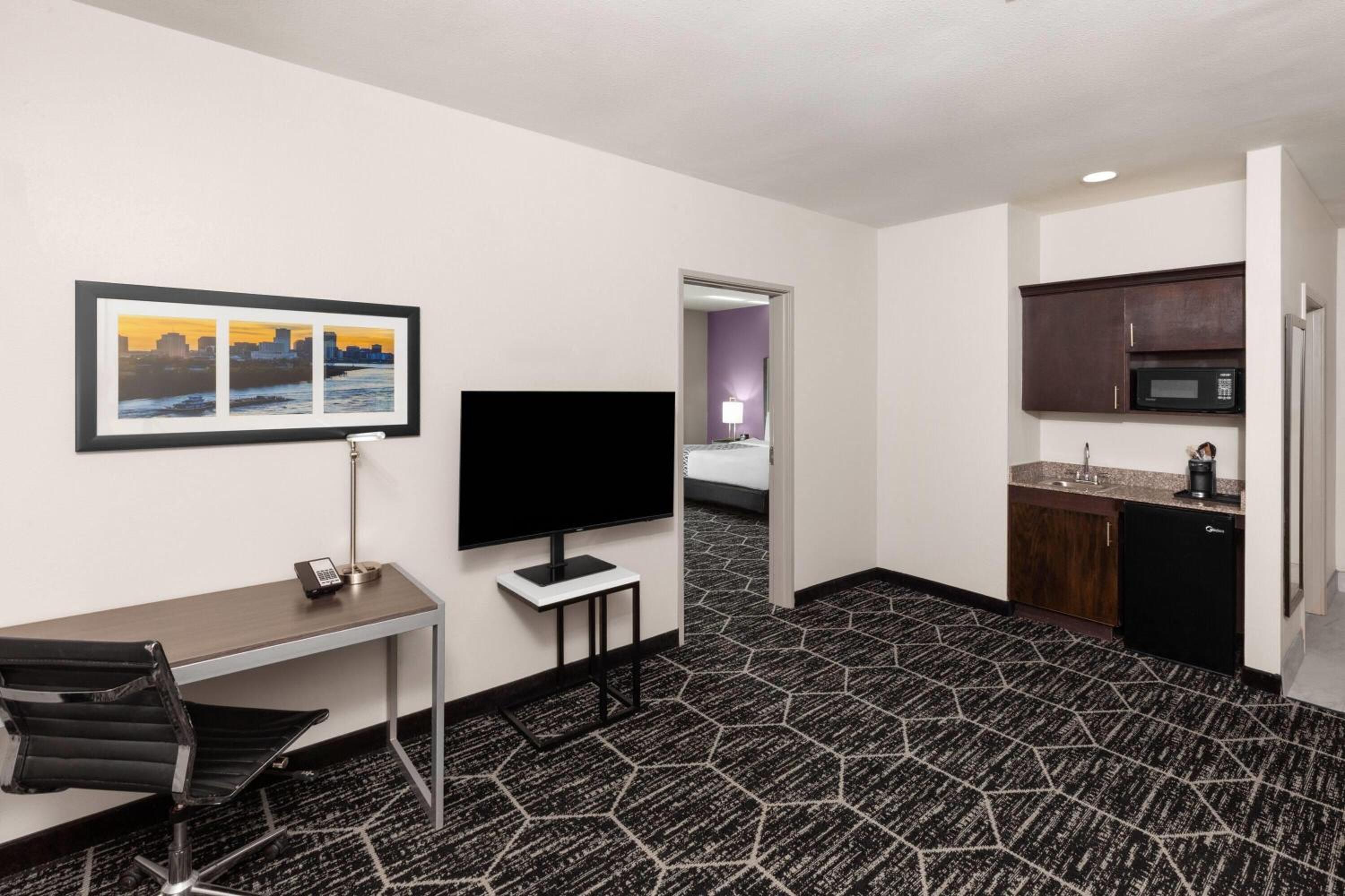 One-Bedroom King Suite - Non-Smoking photo 3