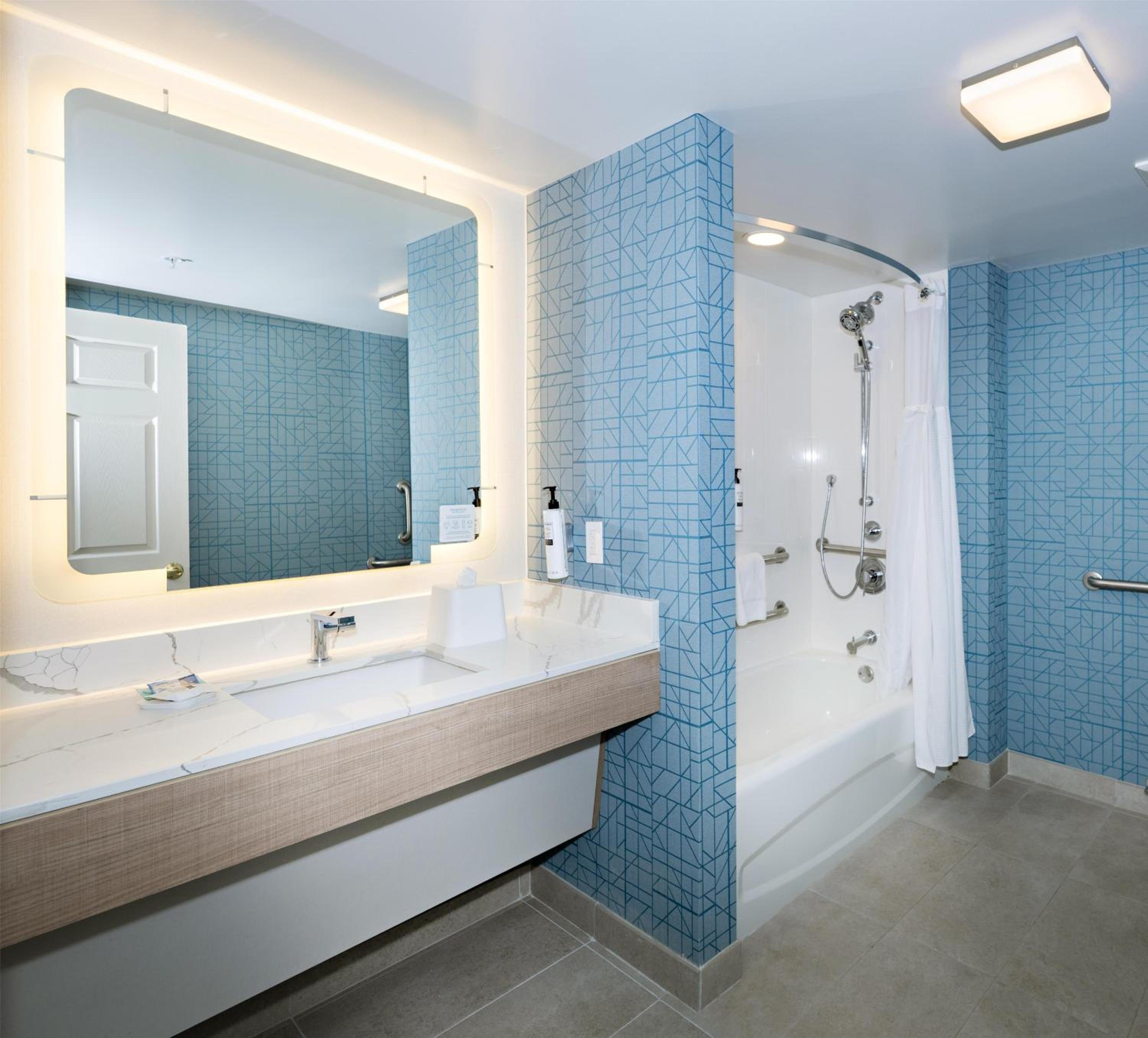 King Suite with Bath Tub - Mobility Access - Photo 1