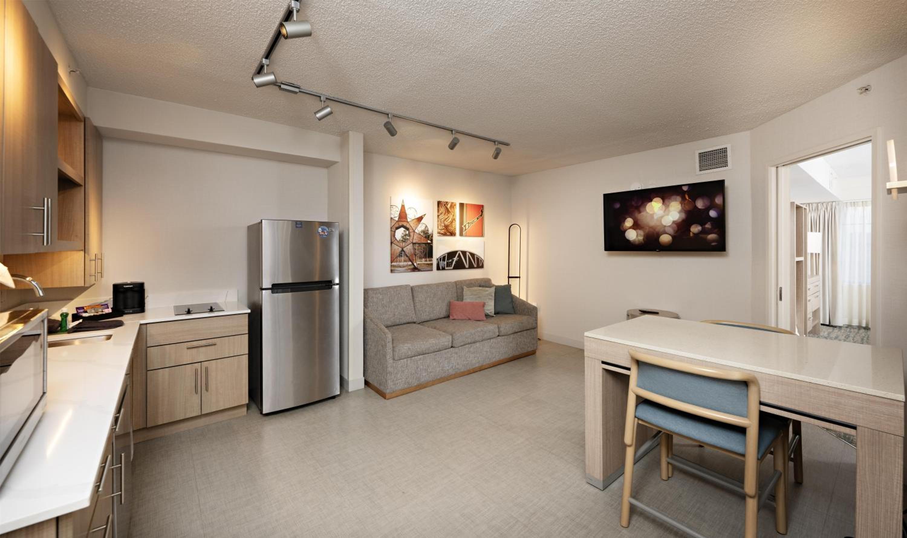 King Suite with Bath Tub - Mobility Access - Photo 2