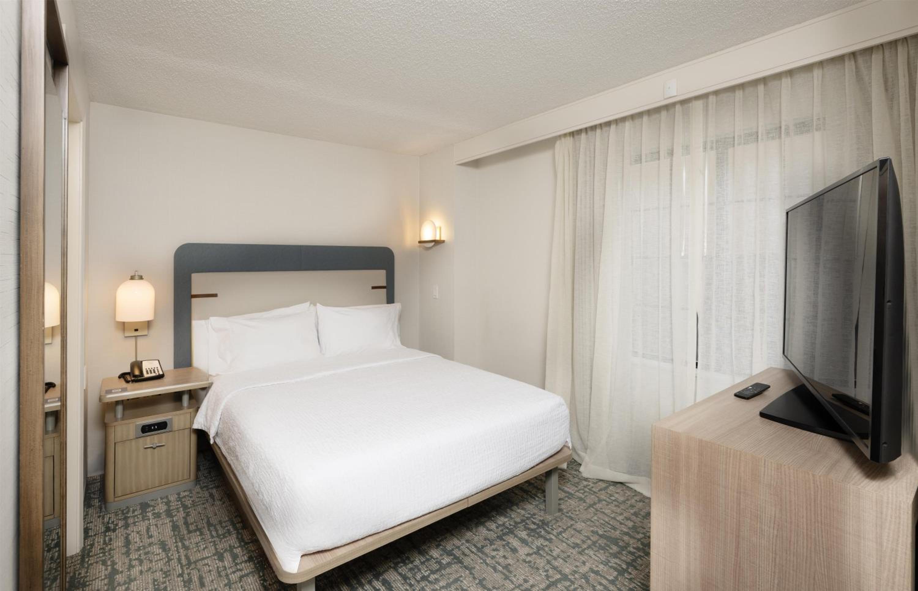 Two-Bedroom Suite - Hearing Accessible/Non-Smoking - Photo 3