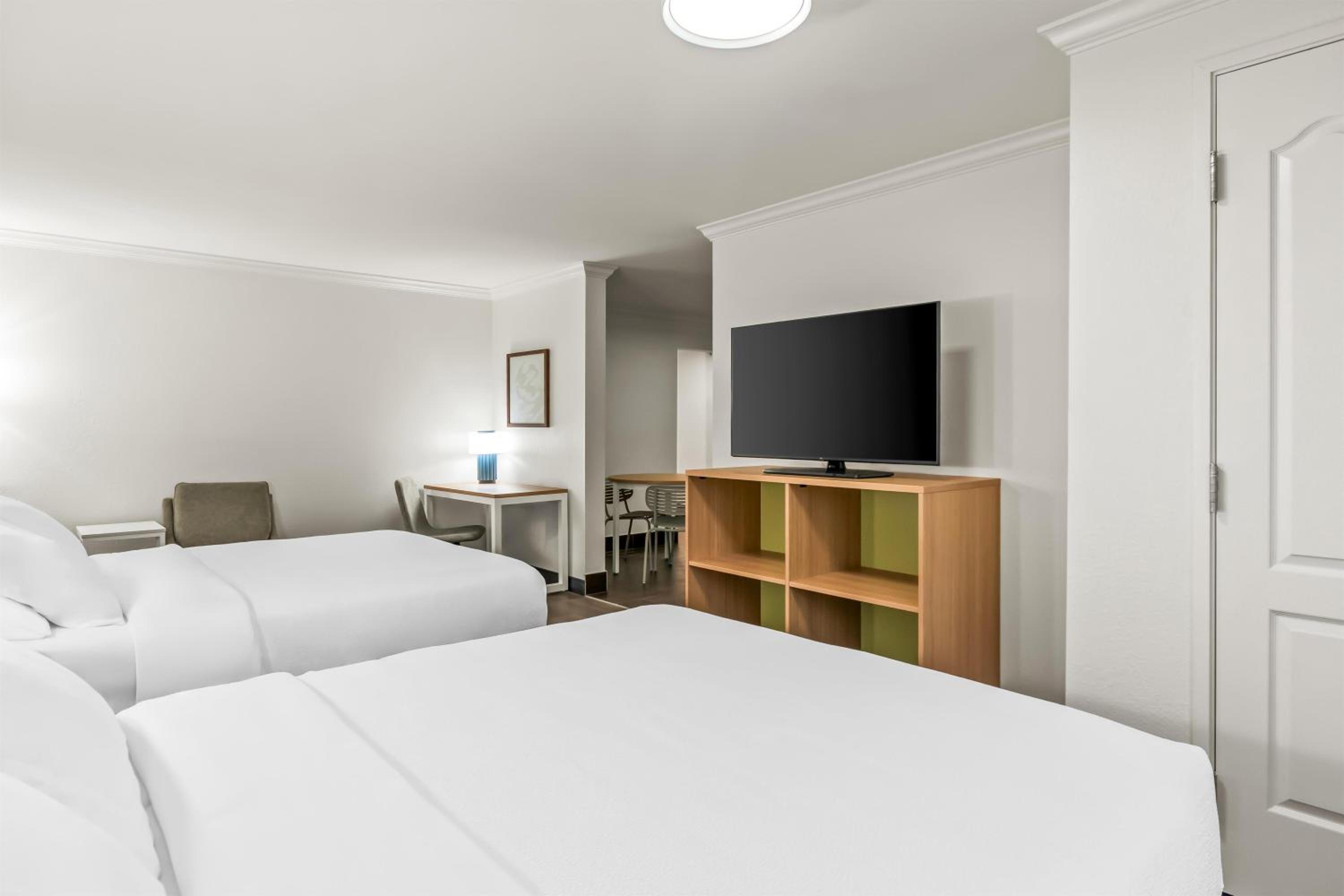 Suite with Two Queen Beds and Bath Tub - Mobility Access - Photo 1