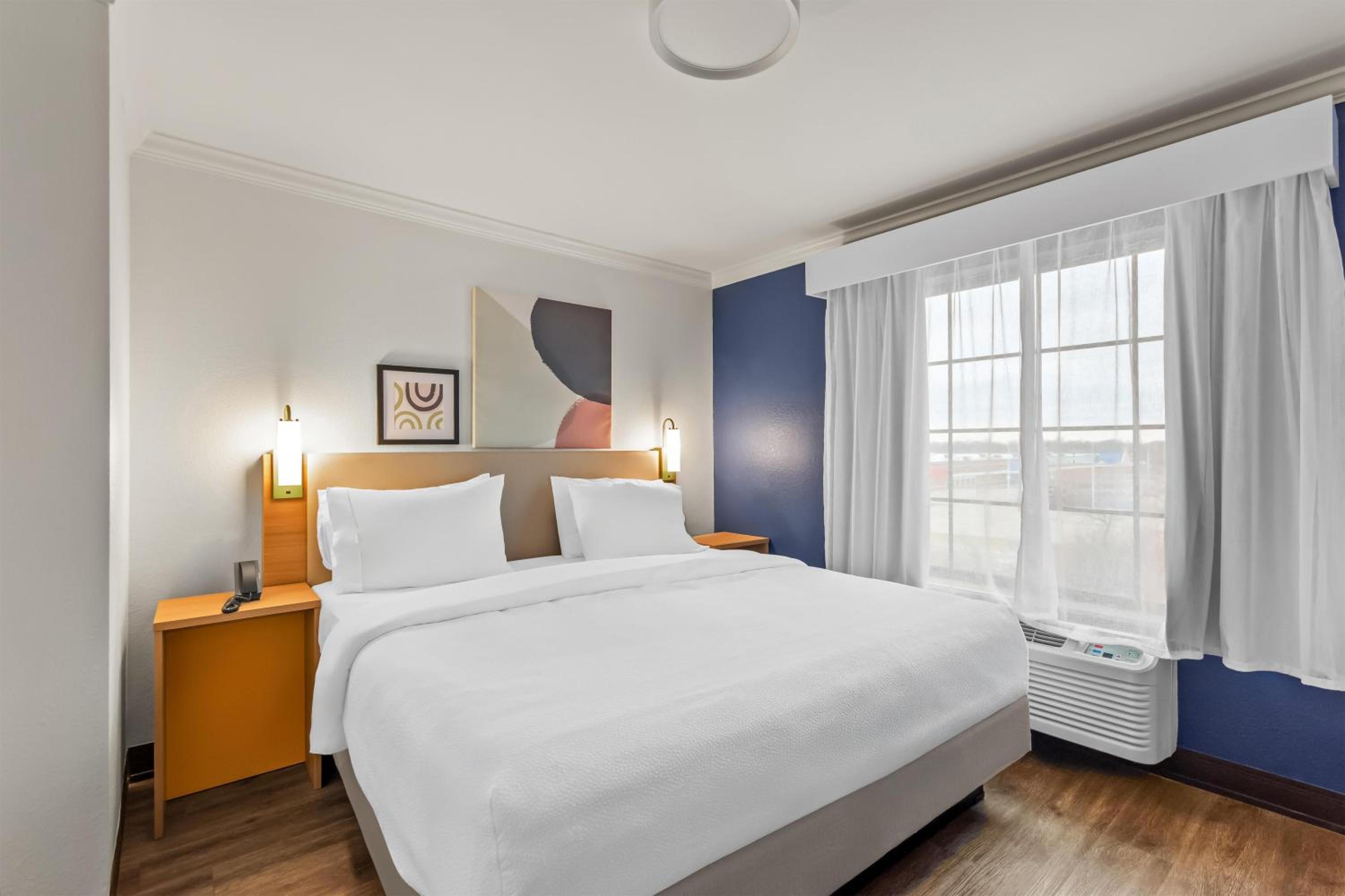 Queen Suite with Three Queen Beds - Photo 2
