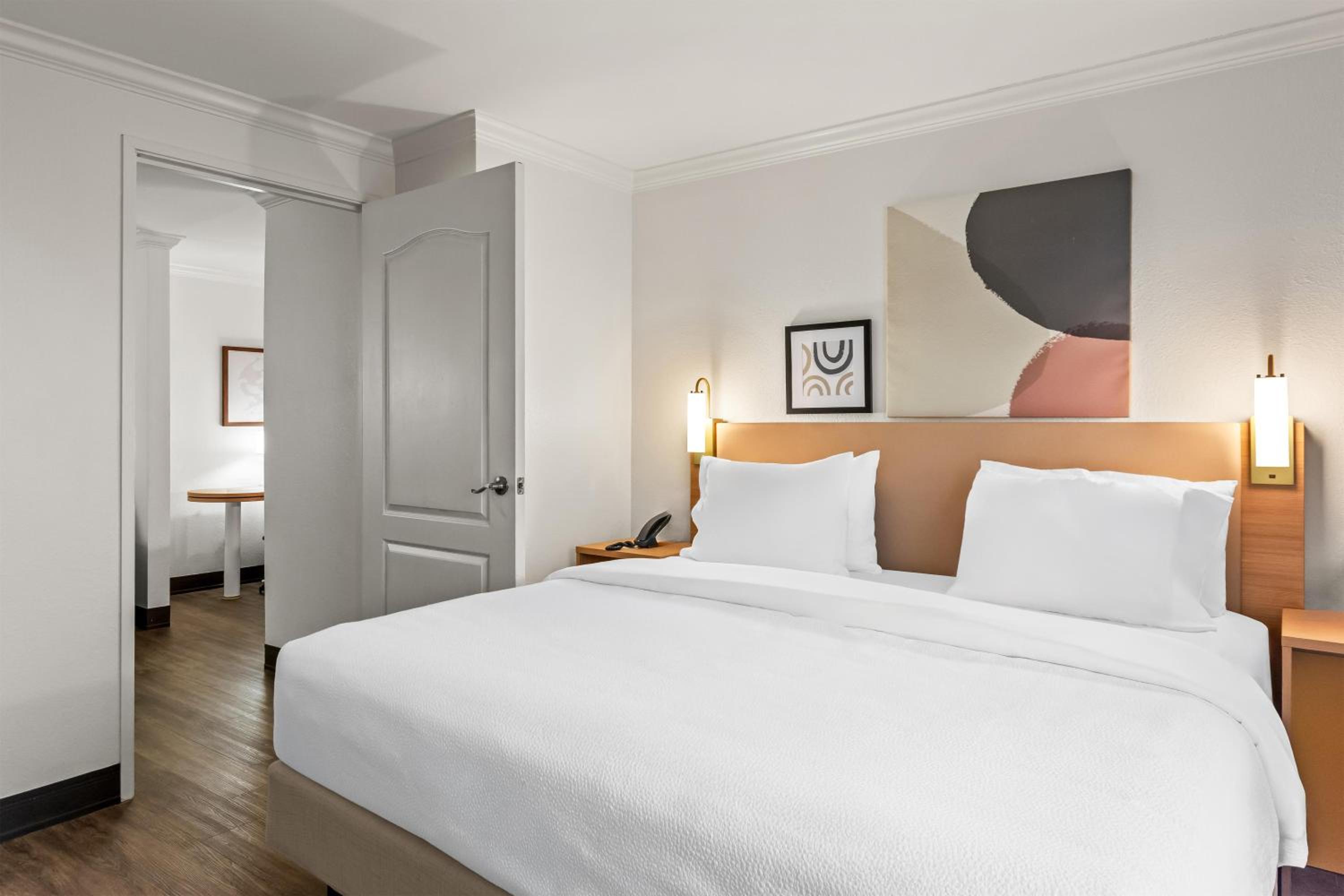 Queen Suite with Three Queen Beds - Photo 3