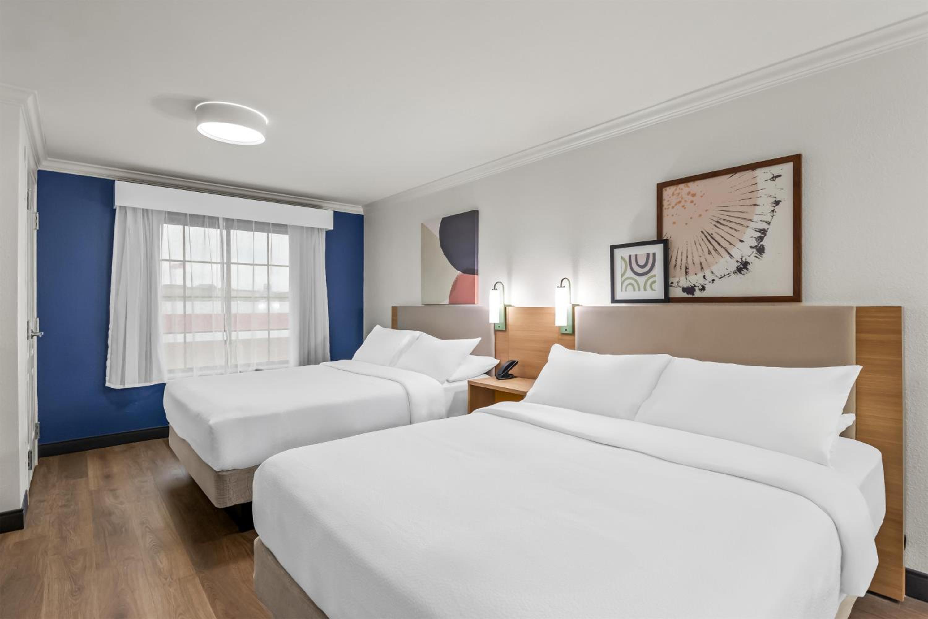 Suite with Two Queen Beds and Bath Tub - Mobility Access - Photo 3