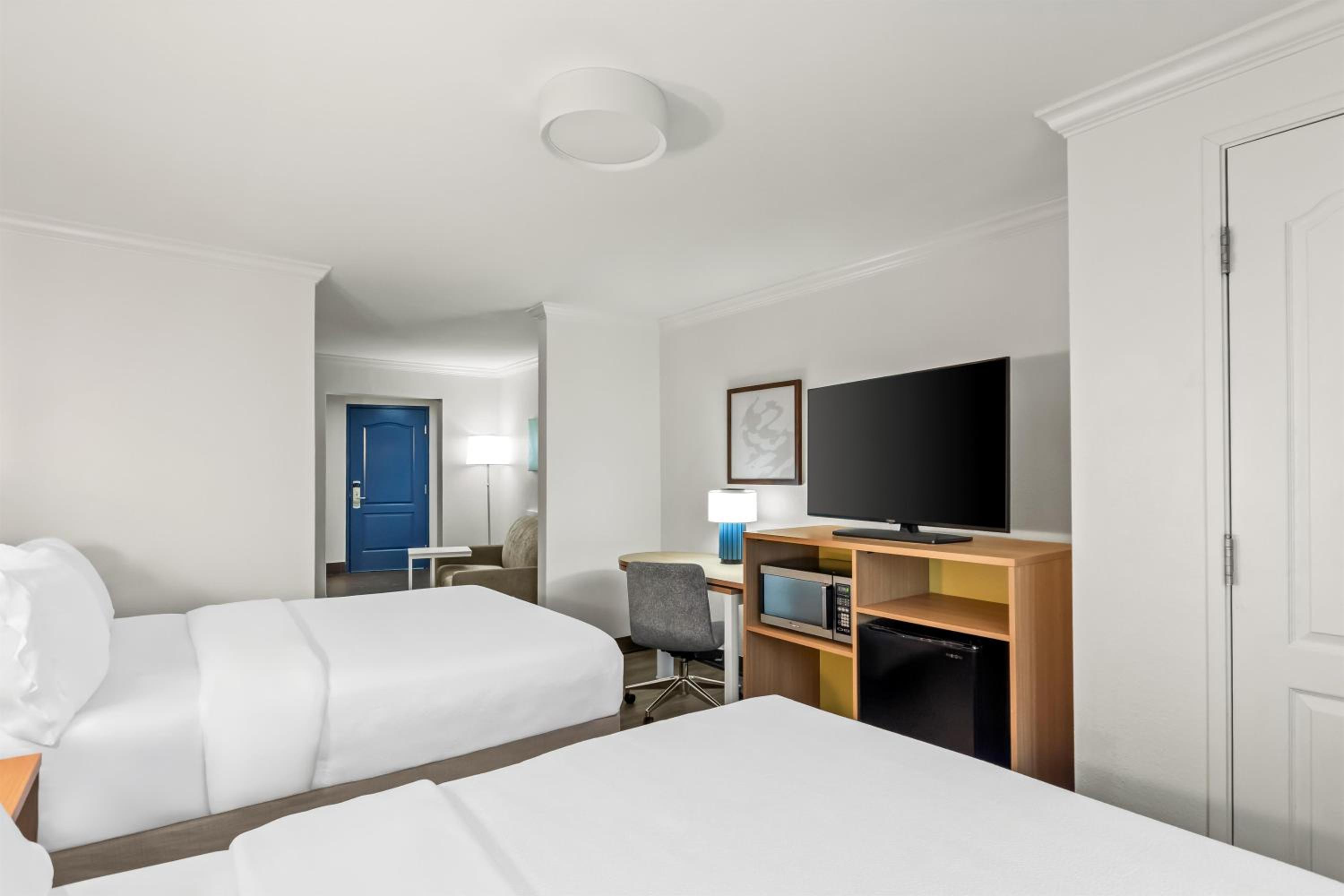 Queen Suite with Three Queen Beds - Photo 5