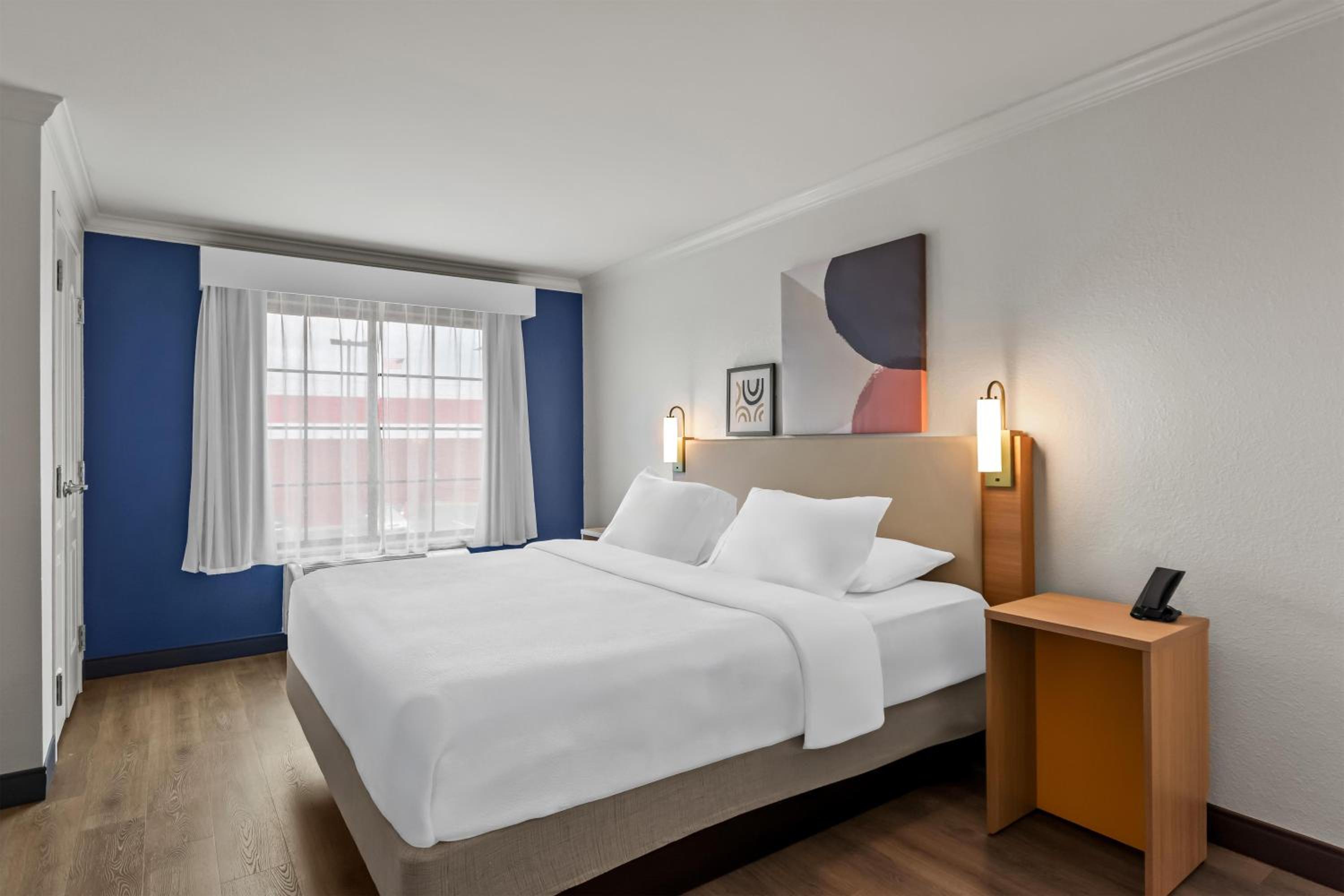 King Room with Sofa Bed - Non-Smoking - Photo 2