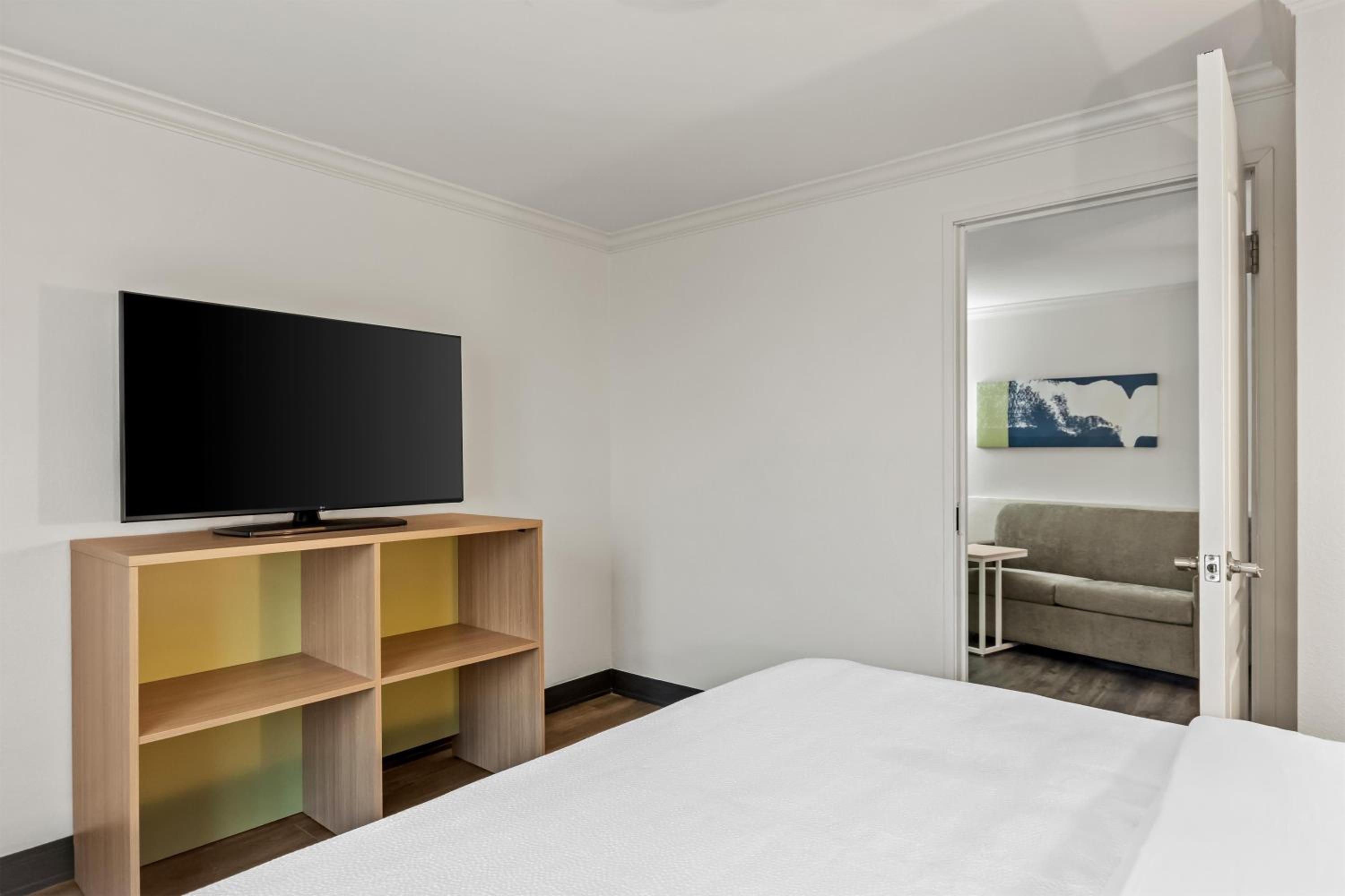 Queen Suite with Three Queen Beds - Photo 7