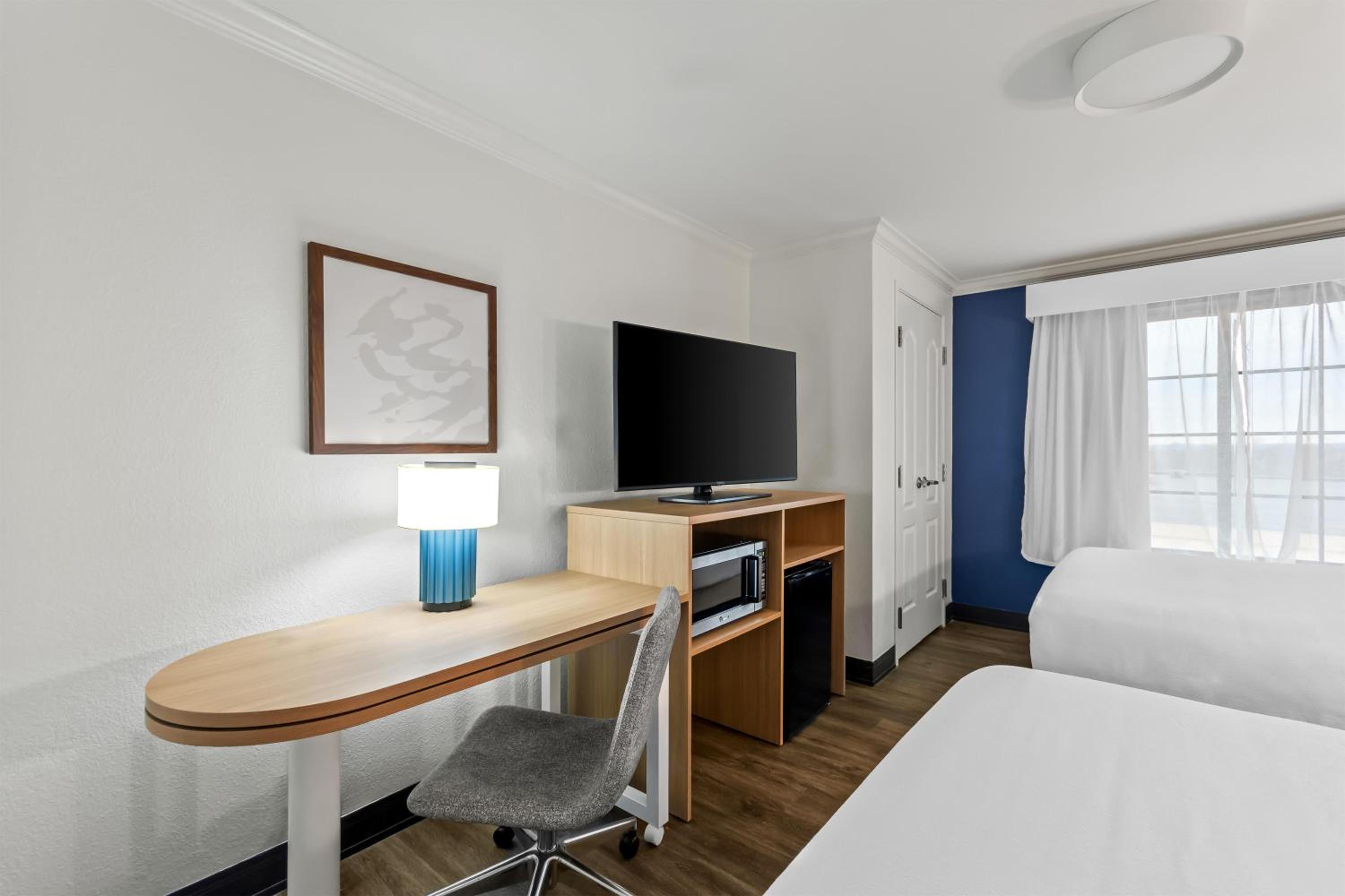 Queen Suite with Three Queen Beds - Photo 6