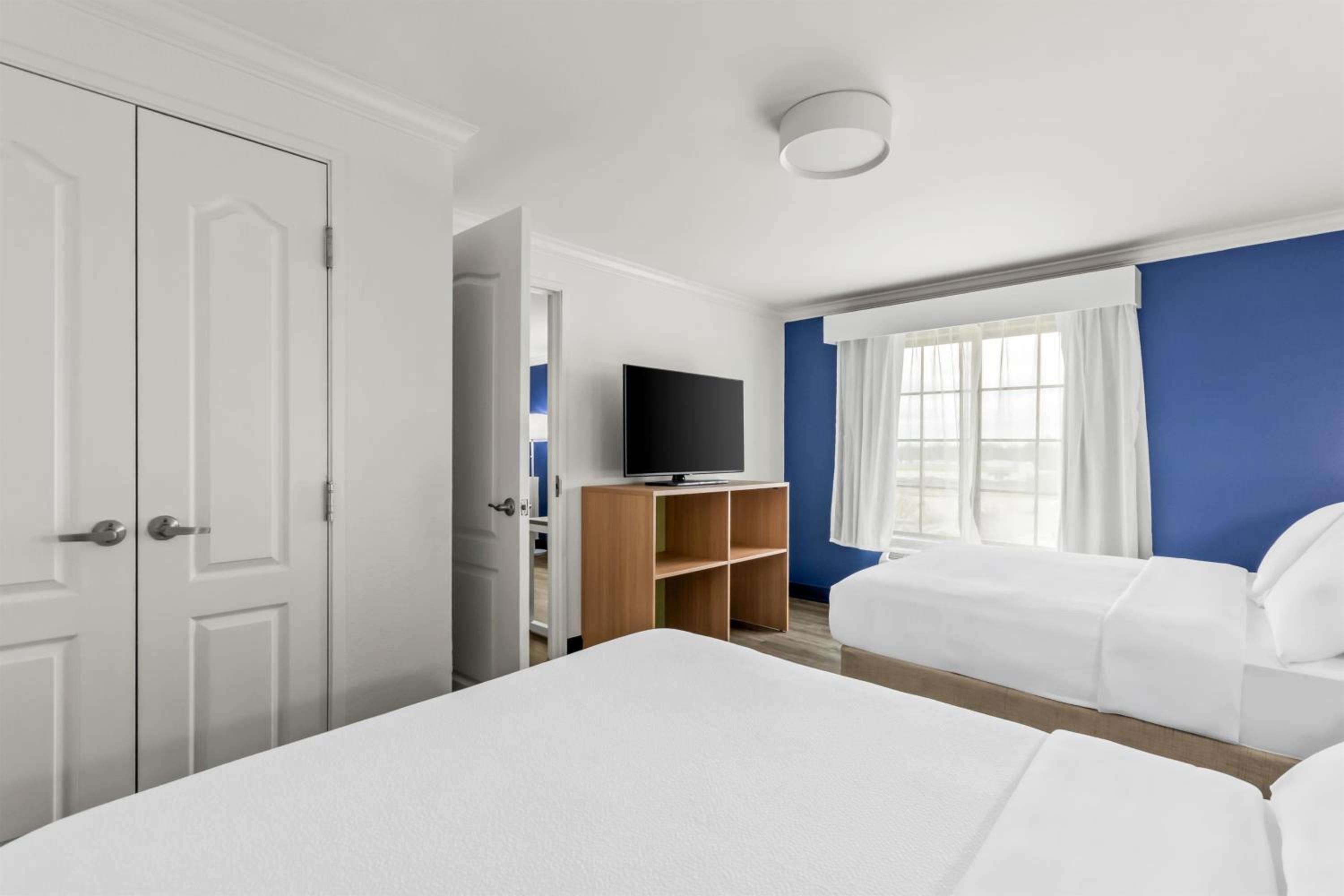 Suite with Two Queen Beds and Bath Tub - Mobility Access - Photo 4