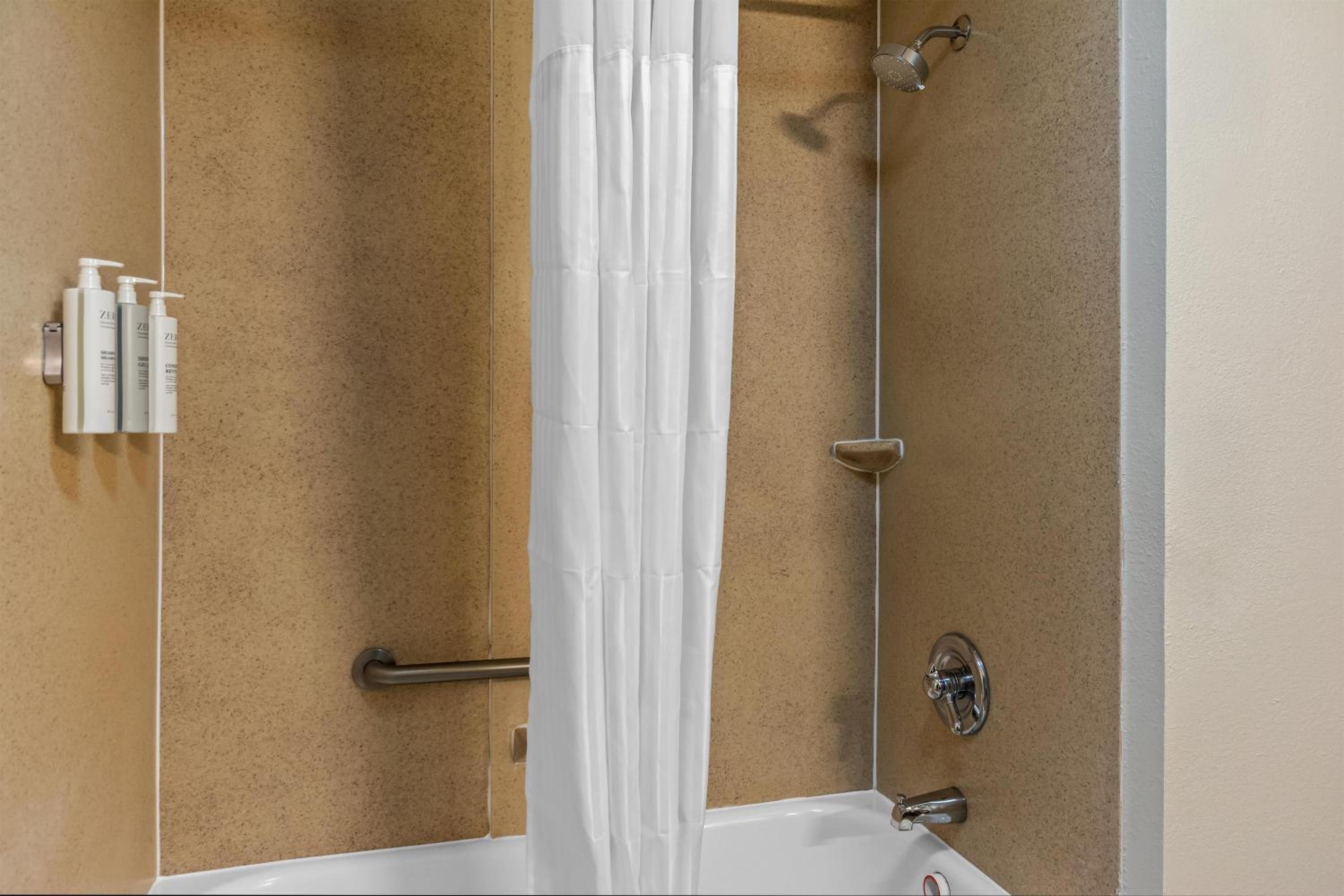 Suite with Two Queen Beds and Bath Tub - Mobility Access - Photo 5