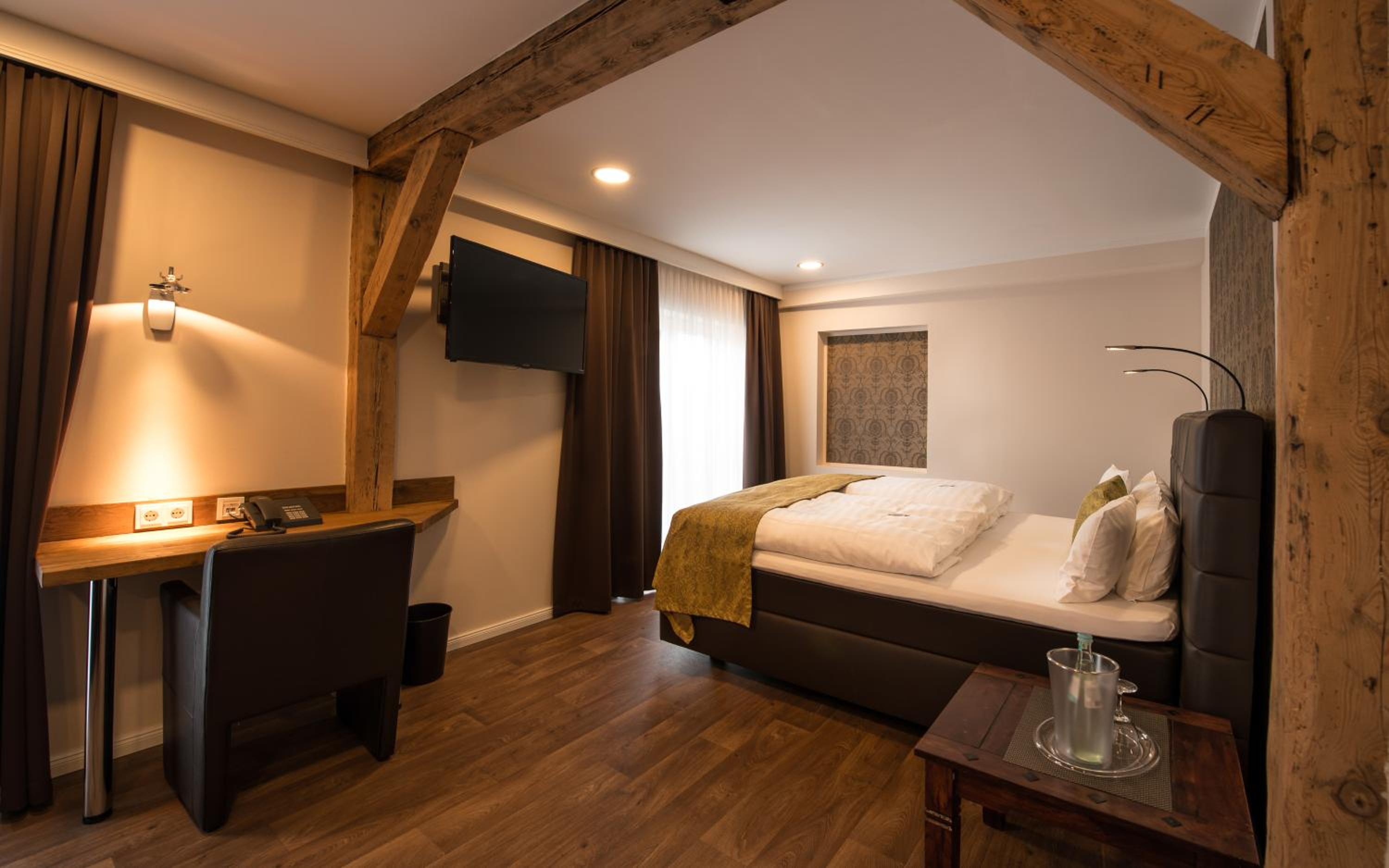 Deluxe Double Room - Photo 11