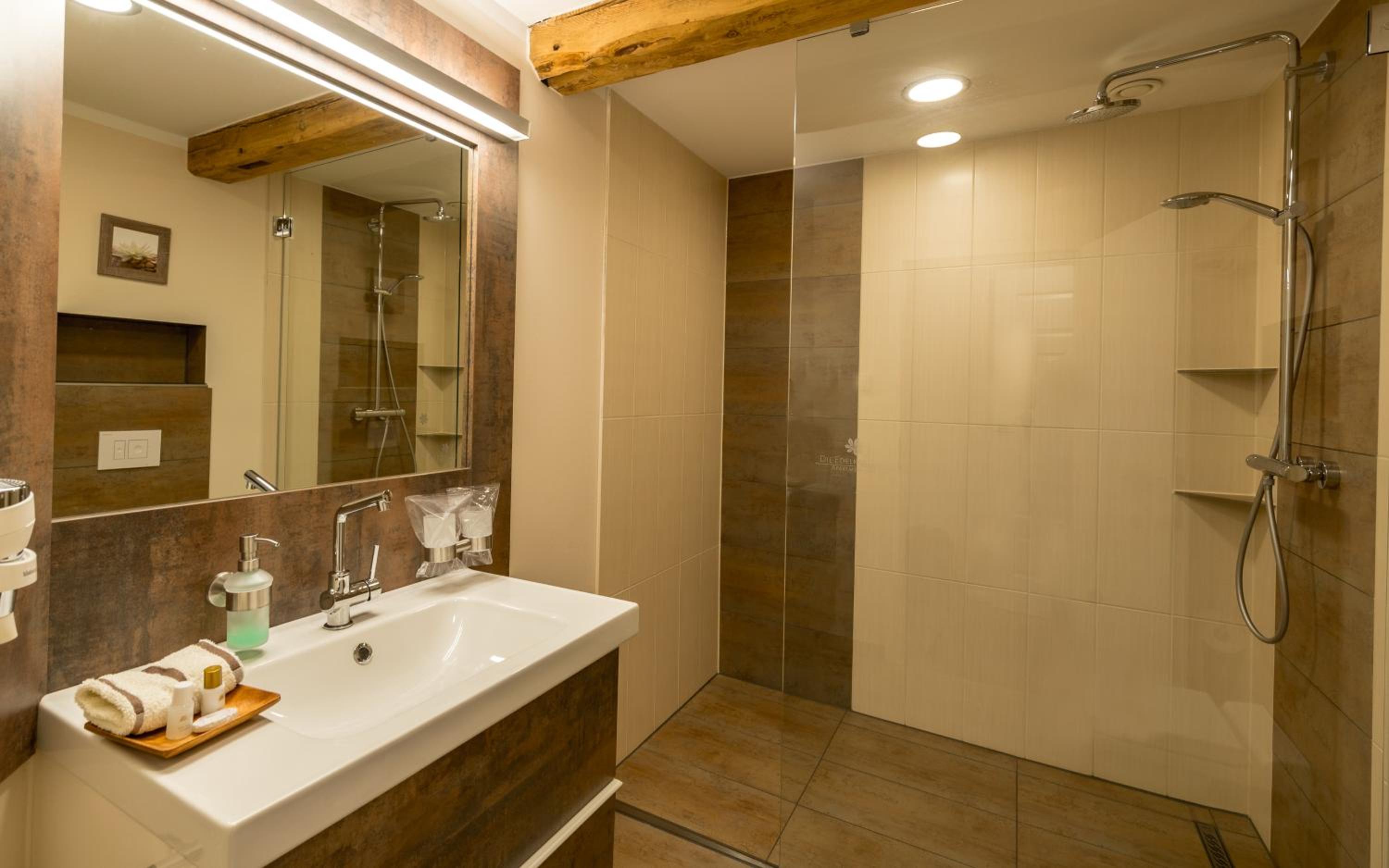 Deluxe Double Room - Photo 10