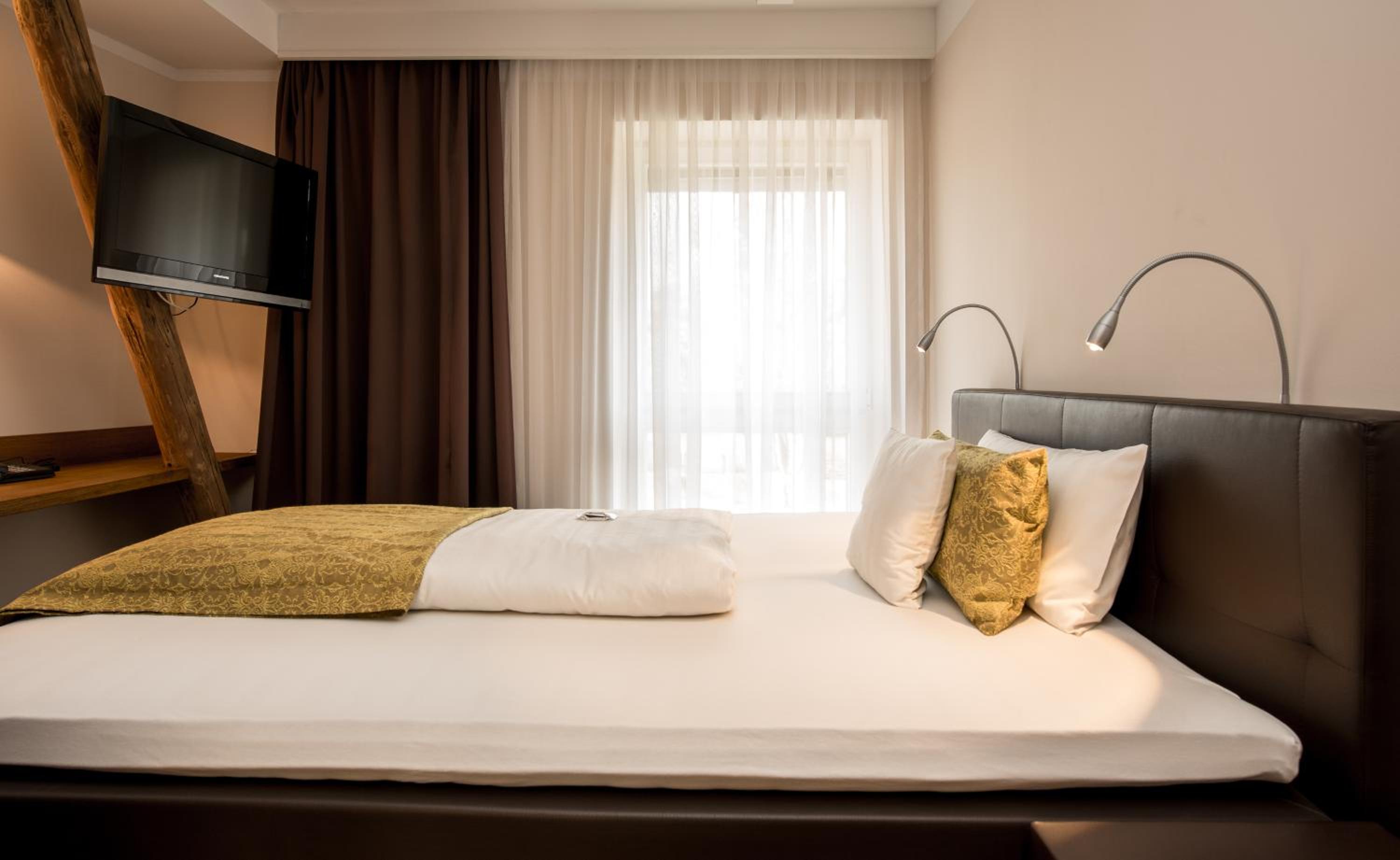 Deluxe Double Room - Photo 9