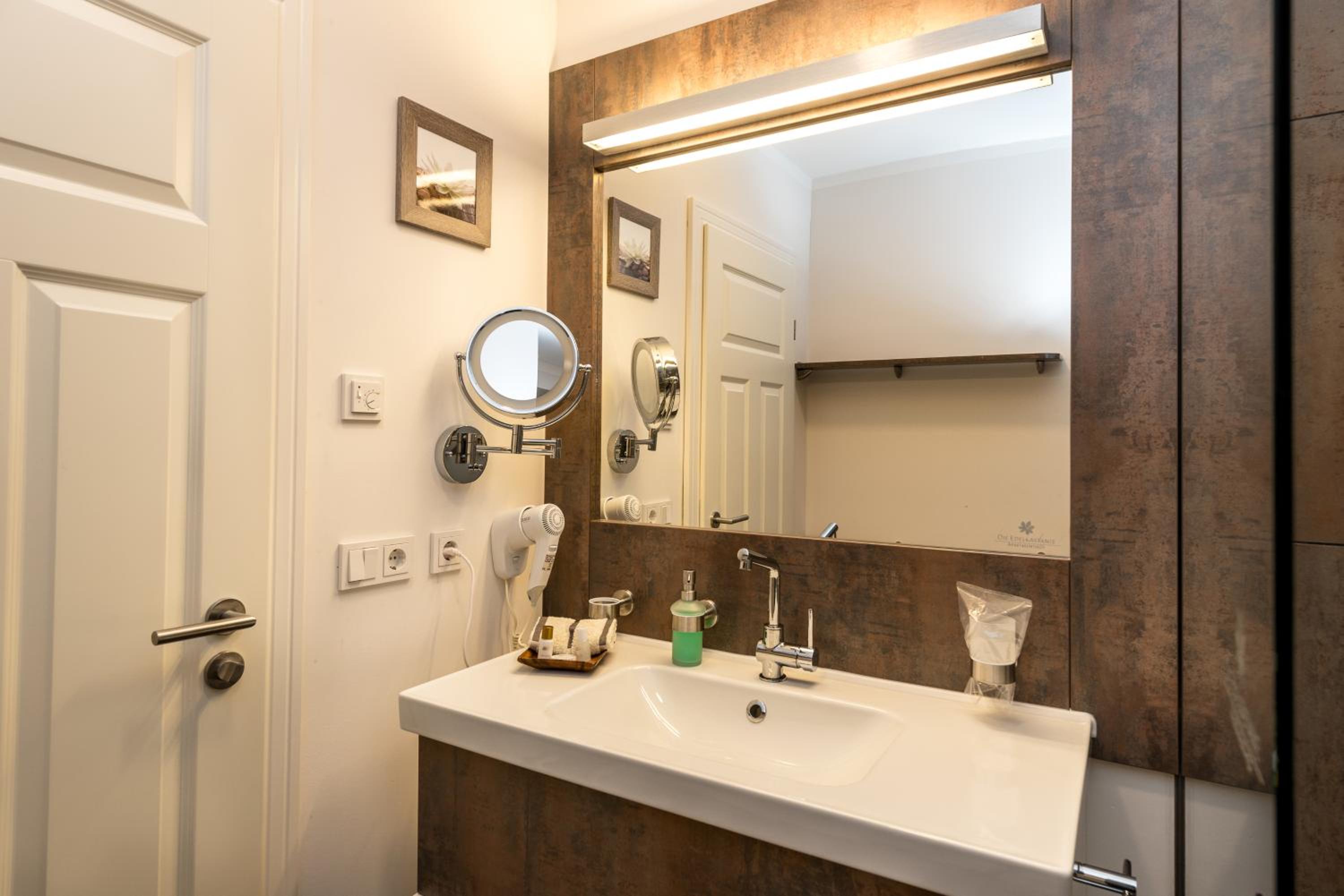 Deluxe Double Room - Photo 7