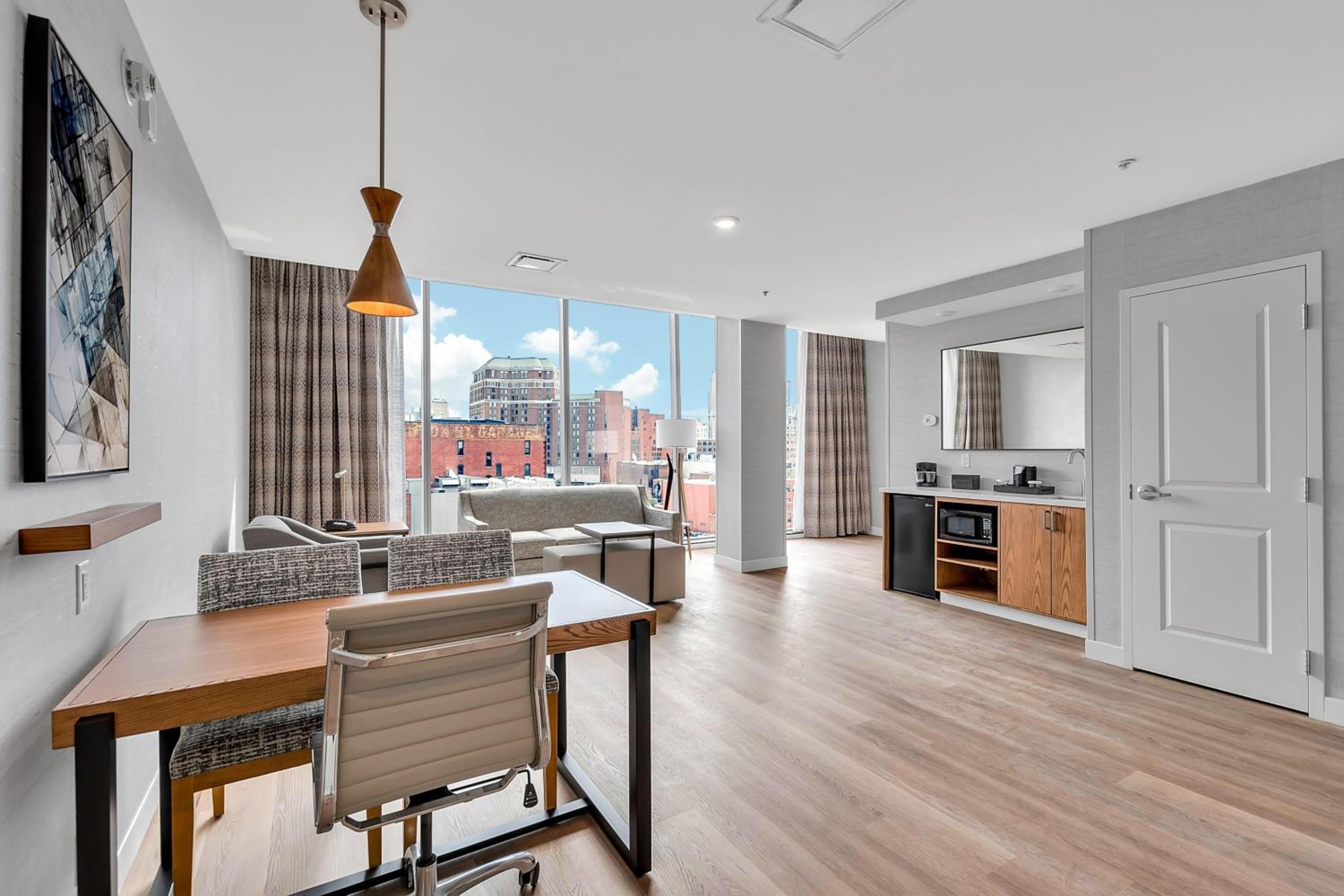 Two-Room Executive King Suite - Non-Smoking - Photo 3