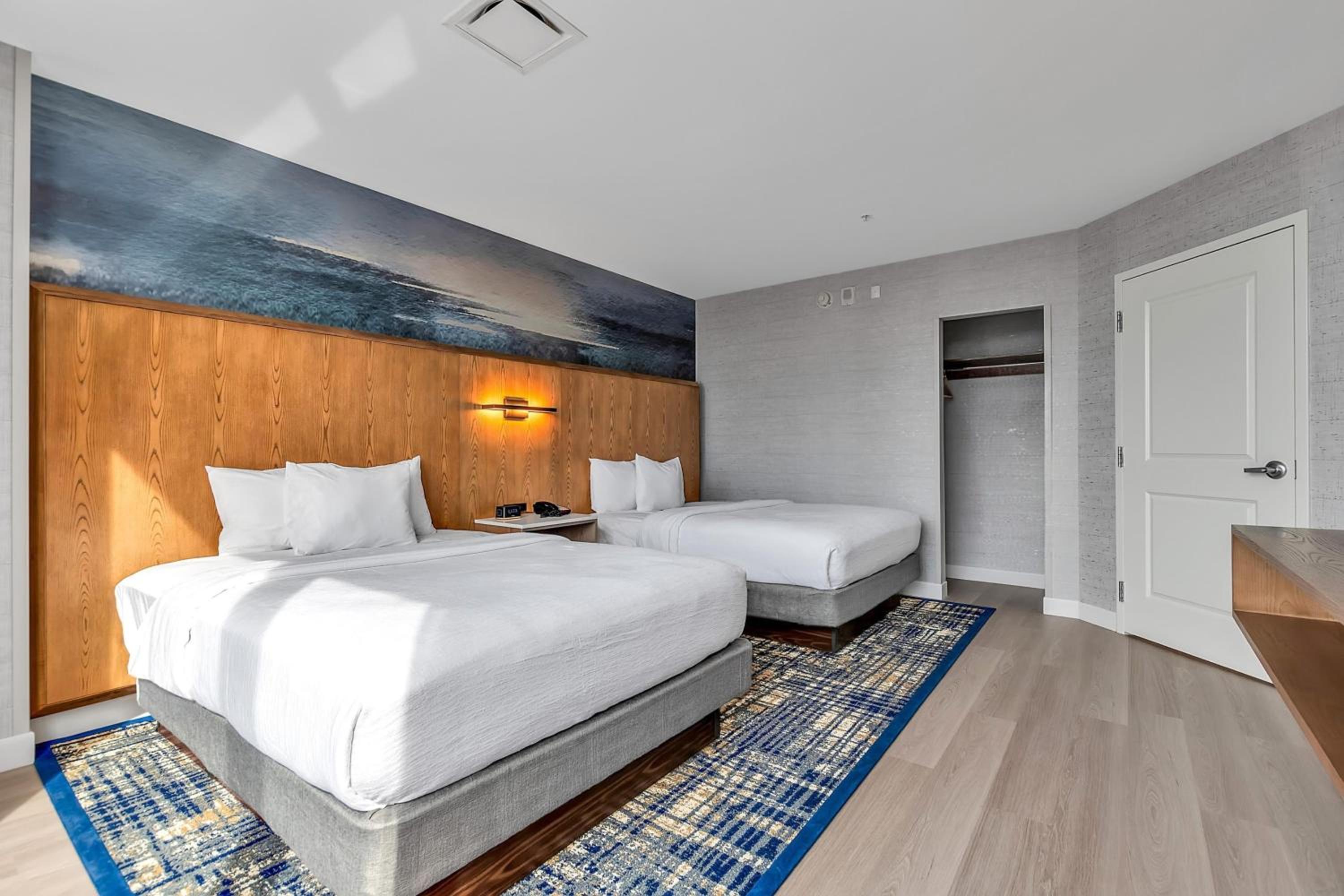Two-Room Executive Queen Suite with Two Queen Beds - Non-Smoking photo 3