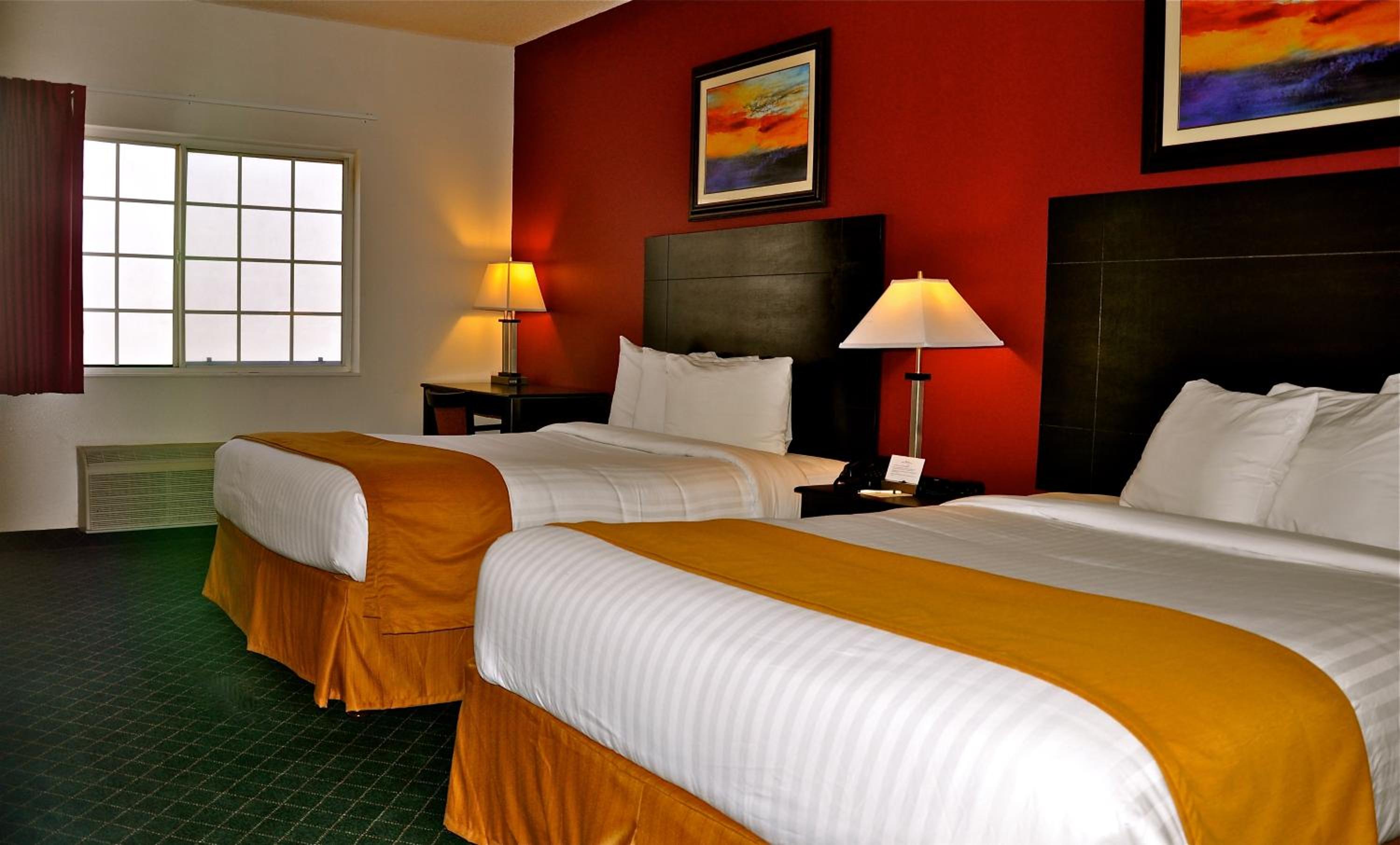 Queen Room with Two Queen Beds photo 3