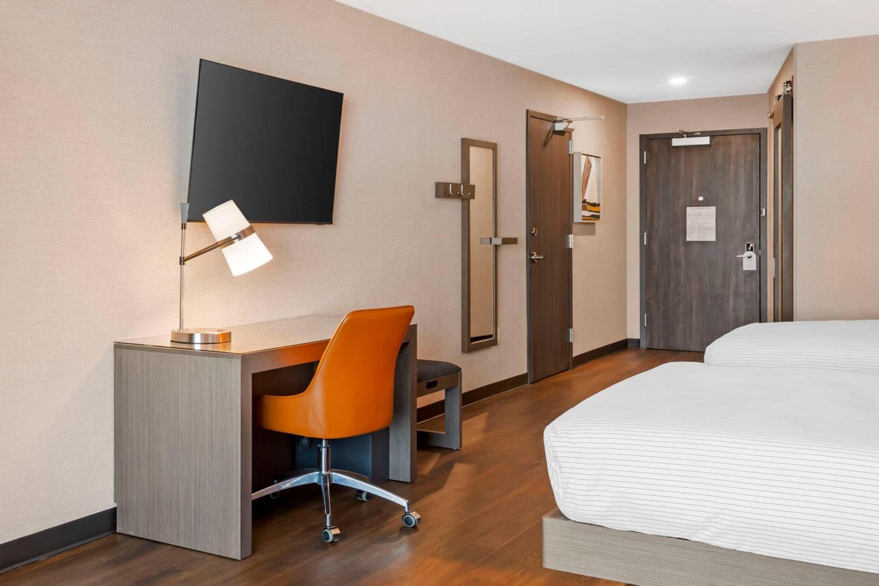 Queen Room with Two Queen Beds - Mobility/Hearing Accessible - Non-Smoking - Photo 3