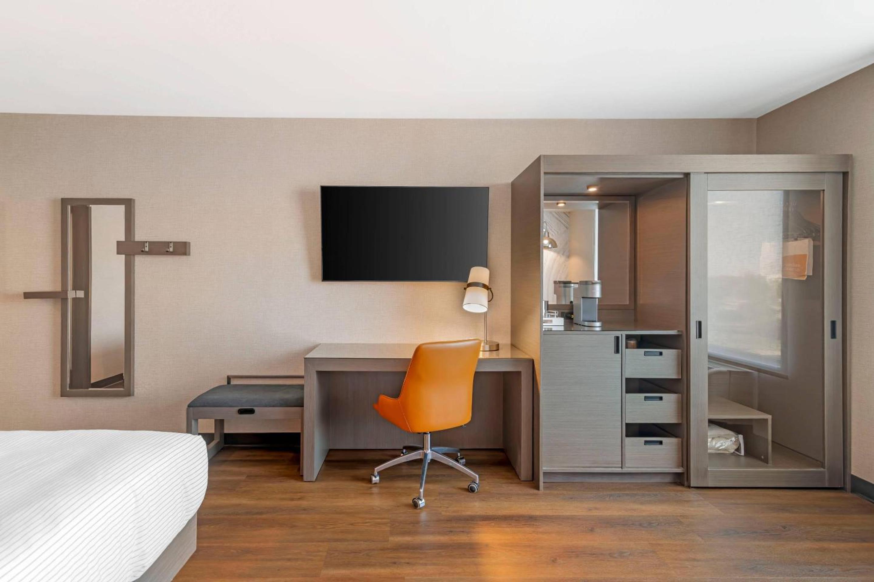 King Room - Non Smoking - Photo 3