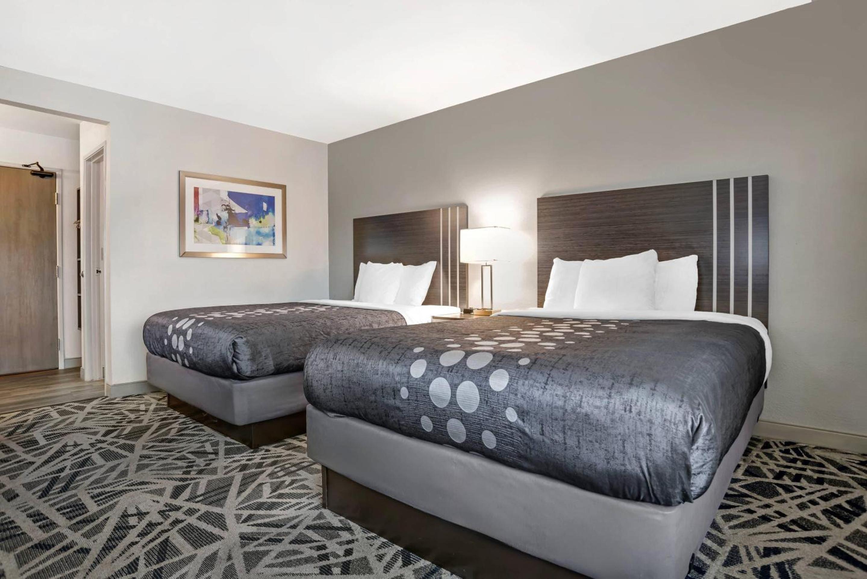 Quadruple Room with Two Queen Beds and Roll-In Shower - Disability Access/Non Smoking - Photo 4