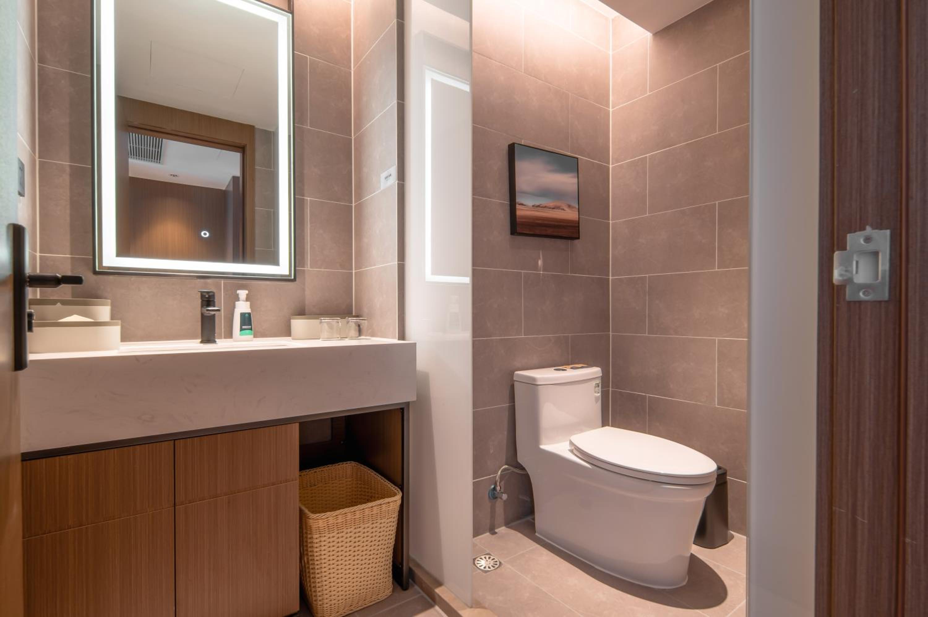 Jimu Suite with City View photo 2