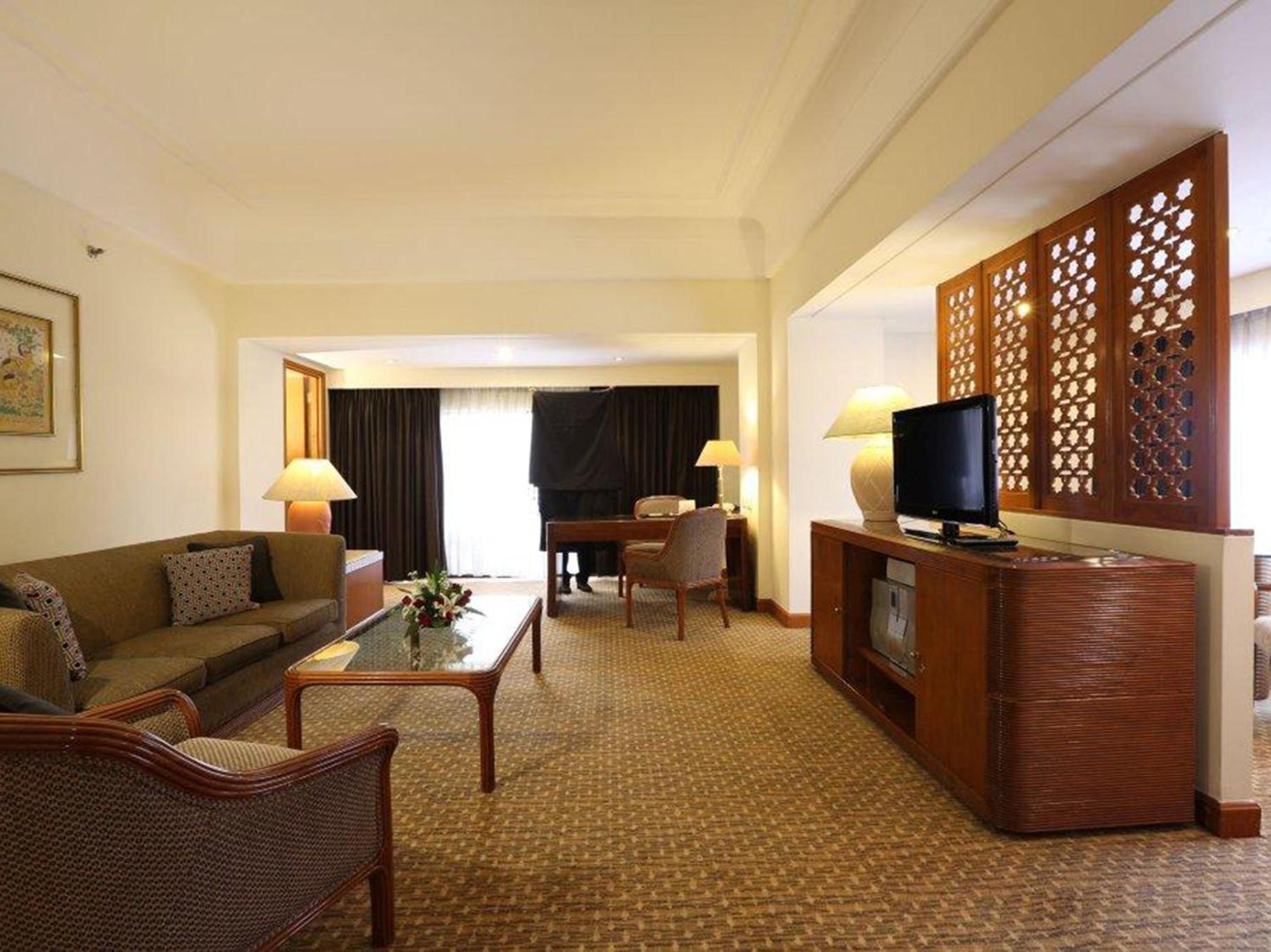 Executive Suite - Photo 4