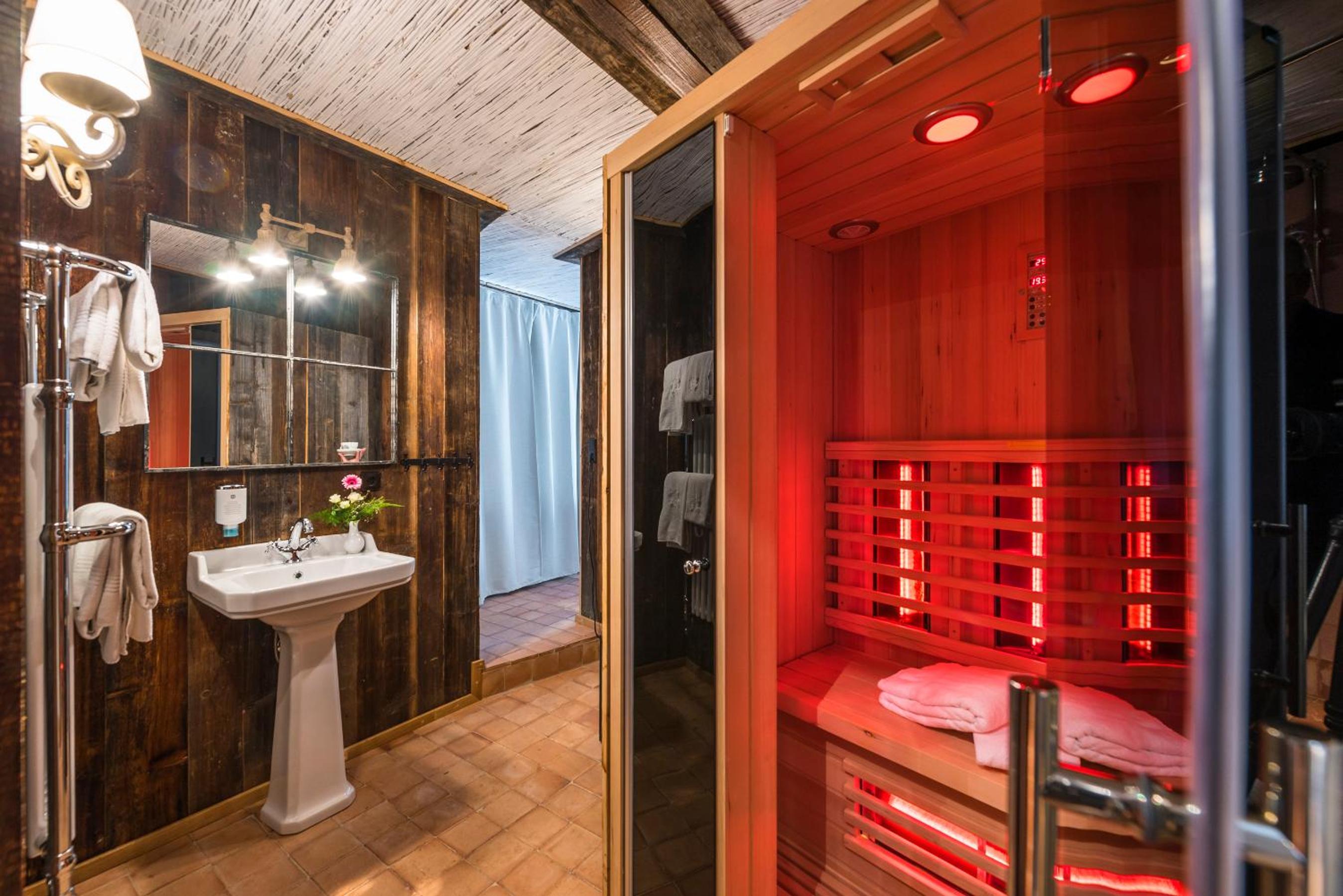 Double Room with Spa Bath photo 3