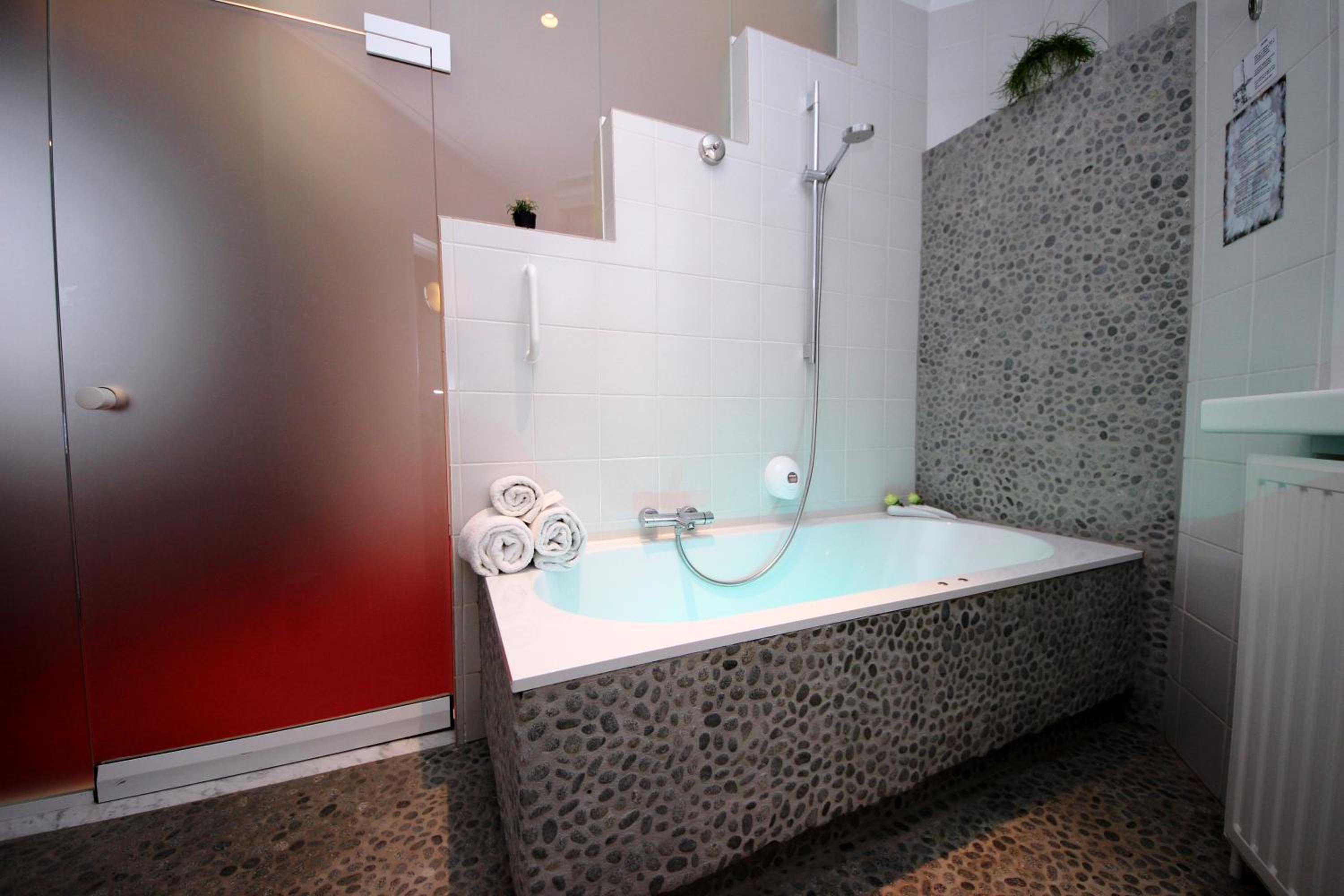 Brilliant Room with Spa Bath photo 2