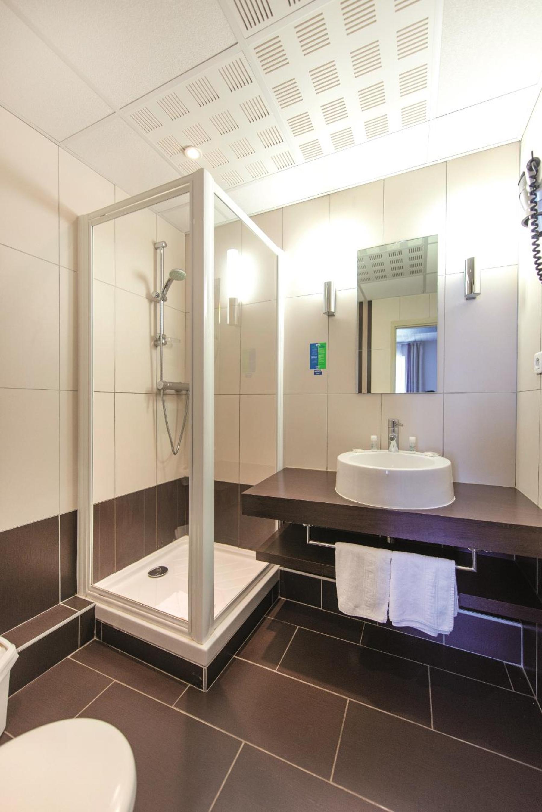 Double Room with City View - Photo 4