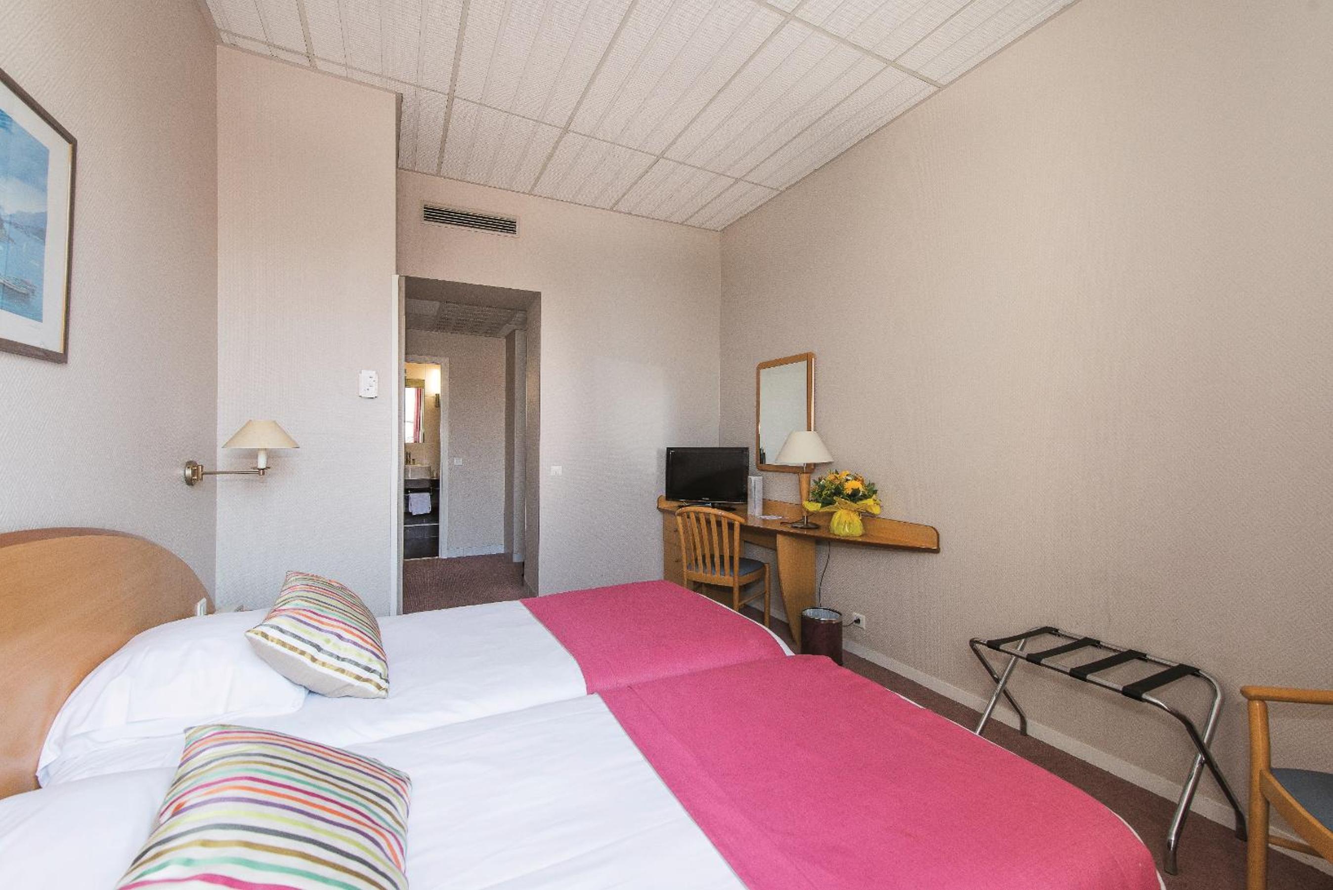 Double Room with City View - Photo 2