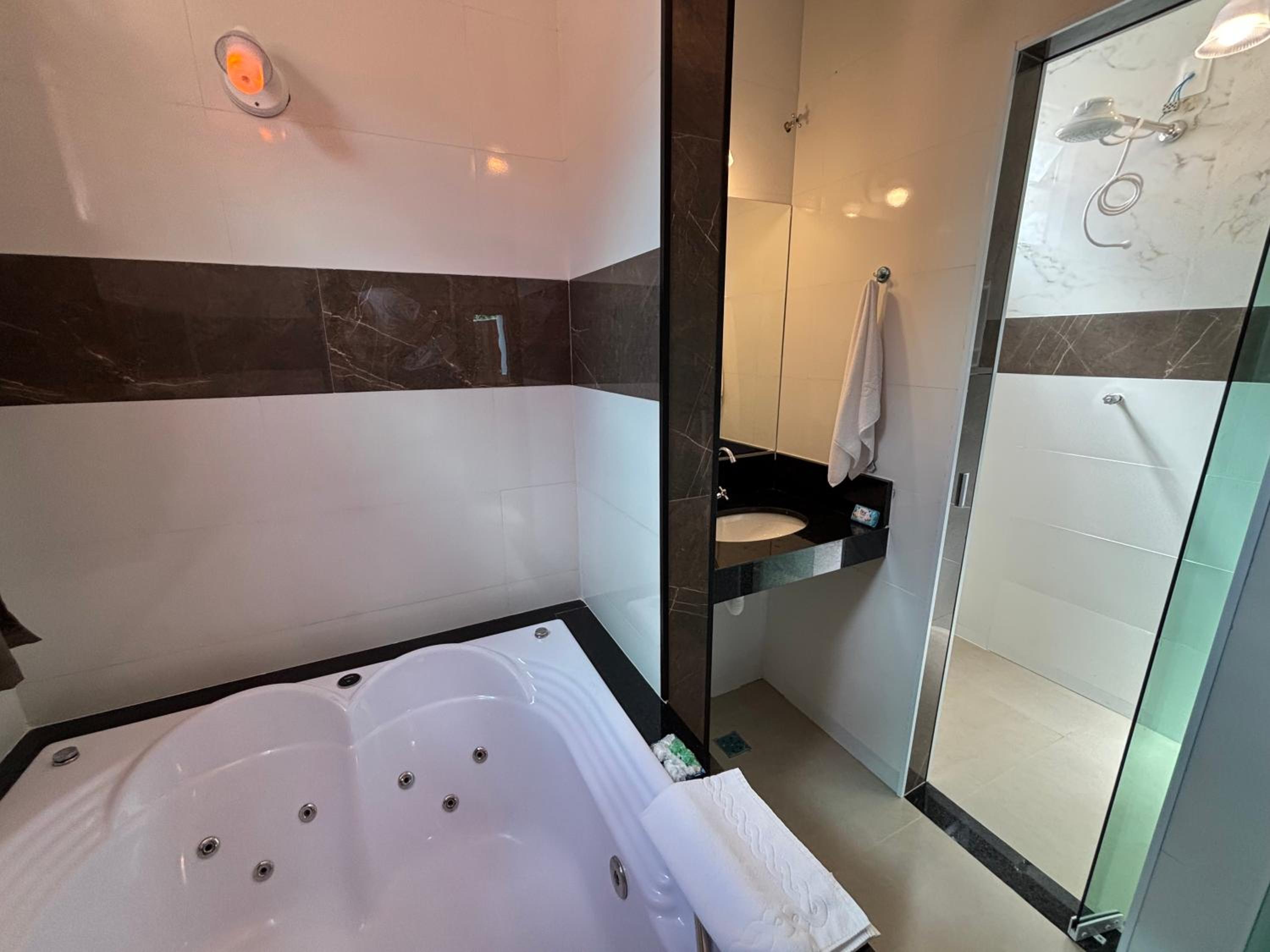 Deluxe Suite with Spa Bath photo 2