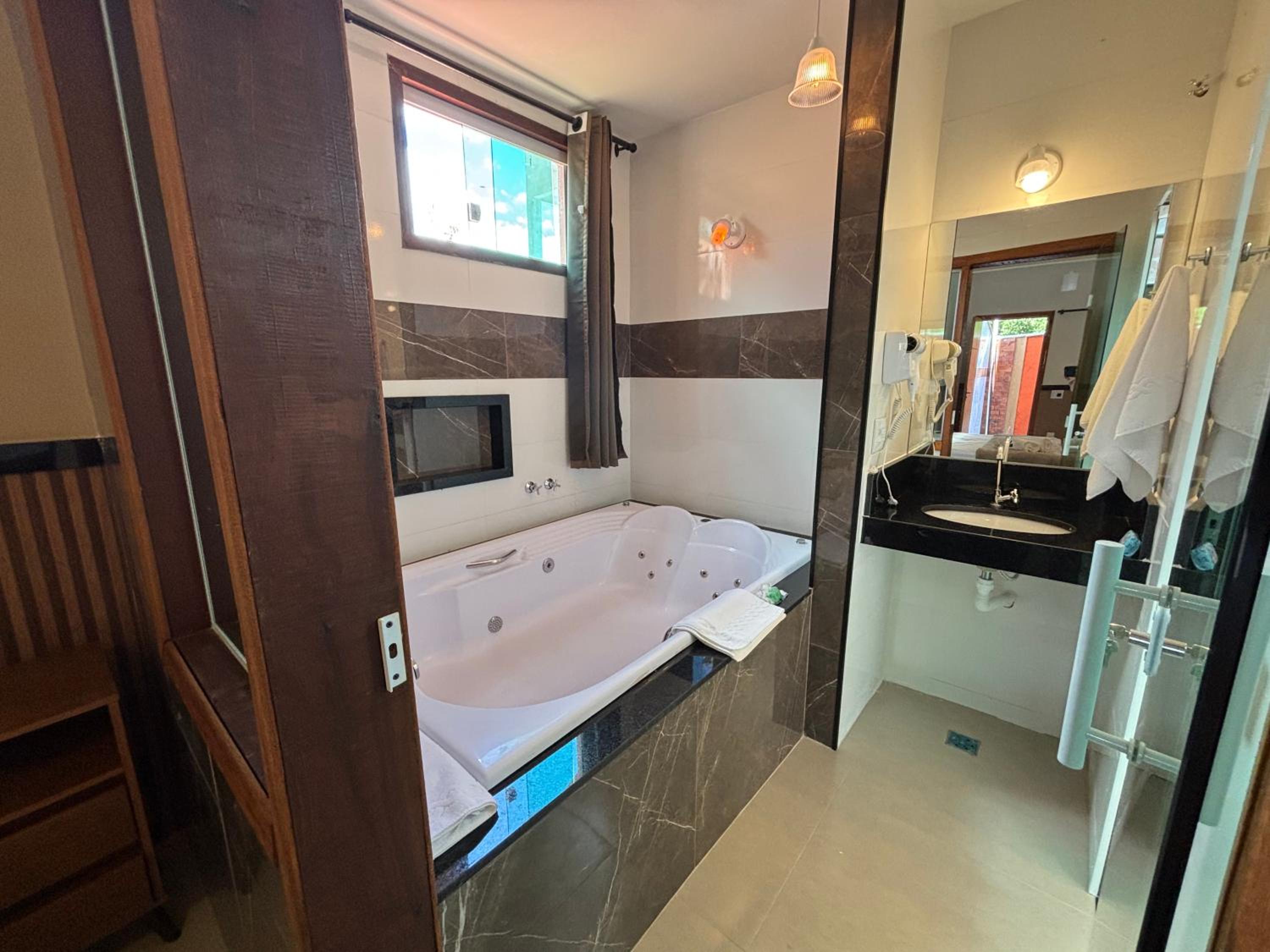 Deluxe Suite with Spa Bath photo 3