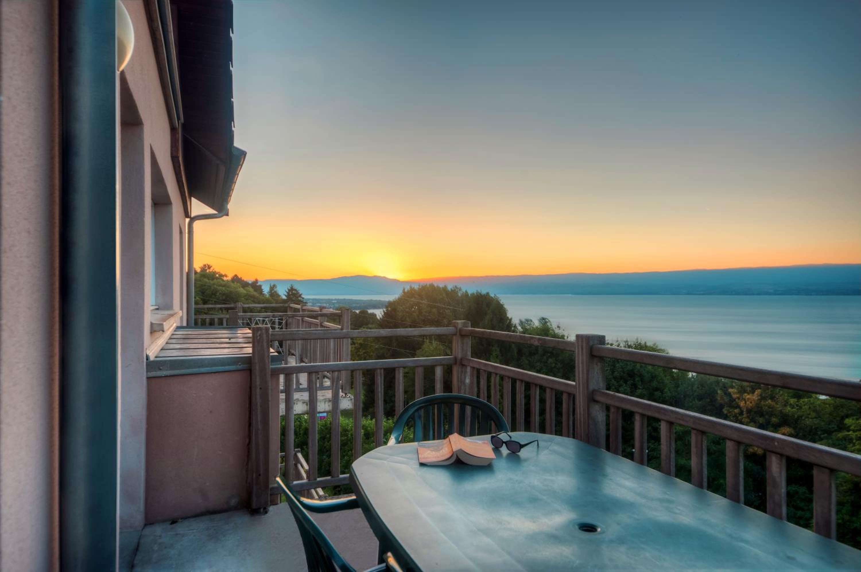 Two Bedroom Apartment with Lake View - Photo 2