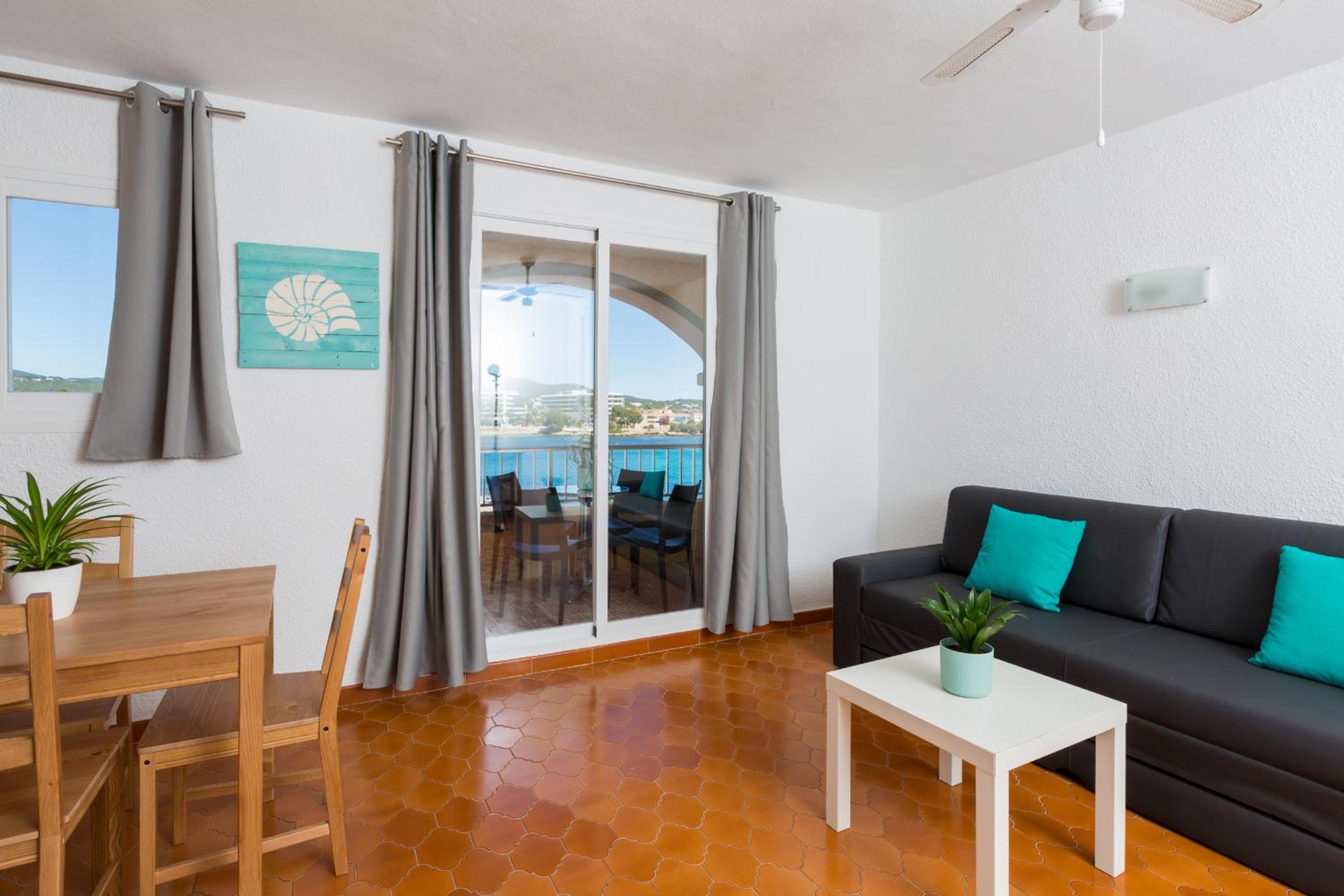 One-Bedroom Apartment with Sea View photo 2