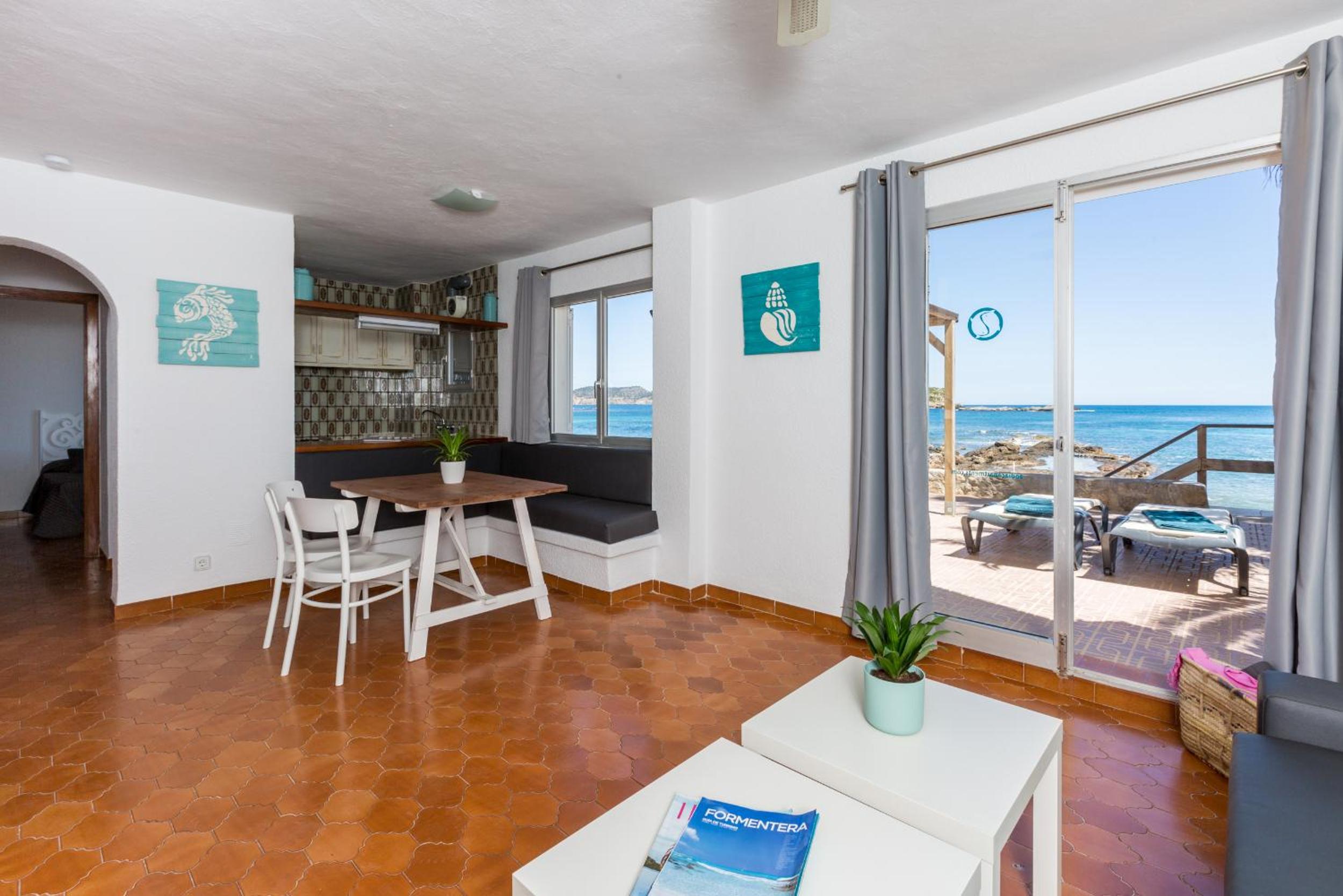 Apartamento de dos habitaciones en planta baja con vista al mar premium