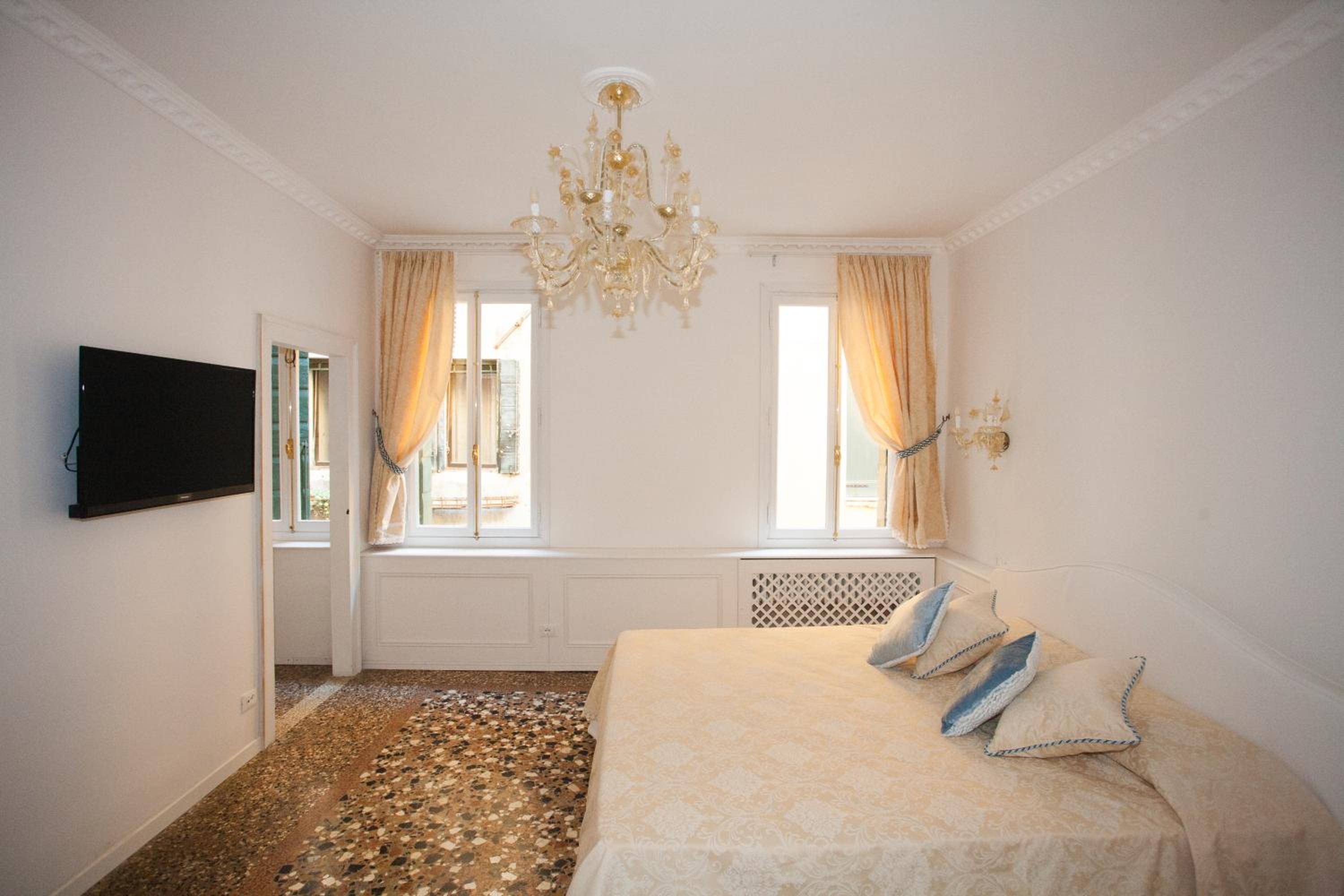 Deluxe King Room photo 3