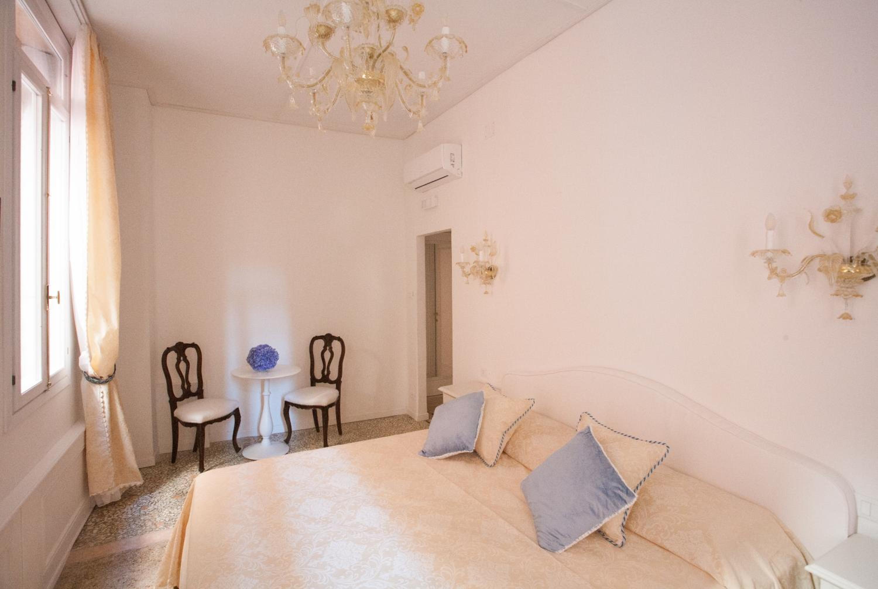 Standard King Room photo 2