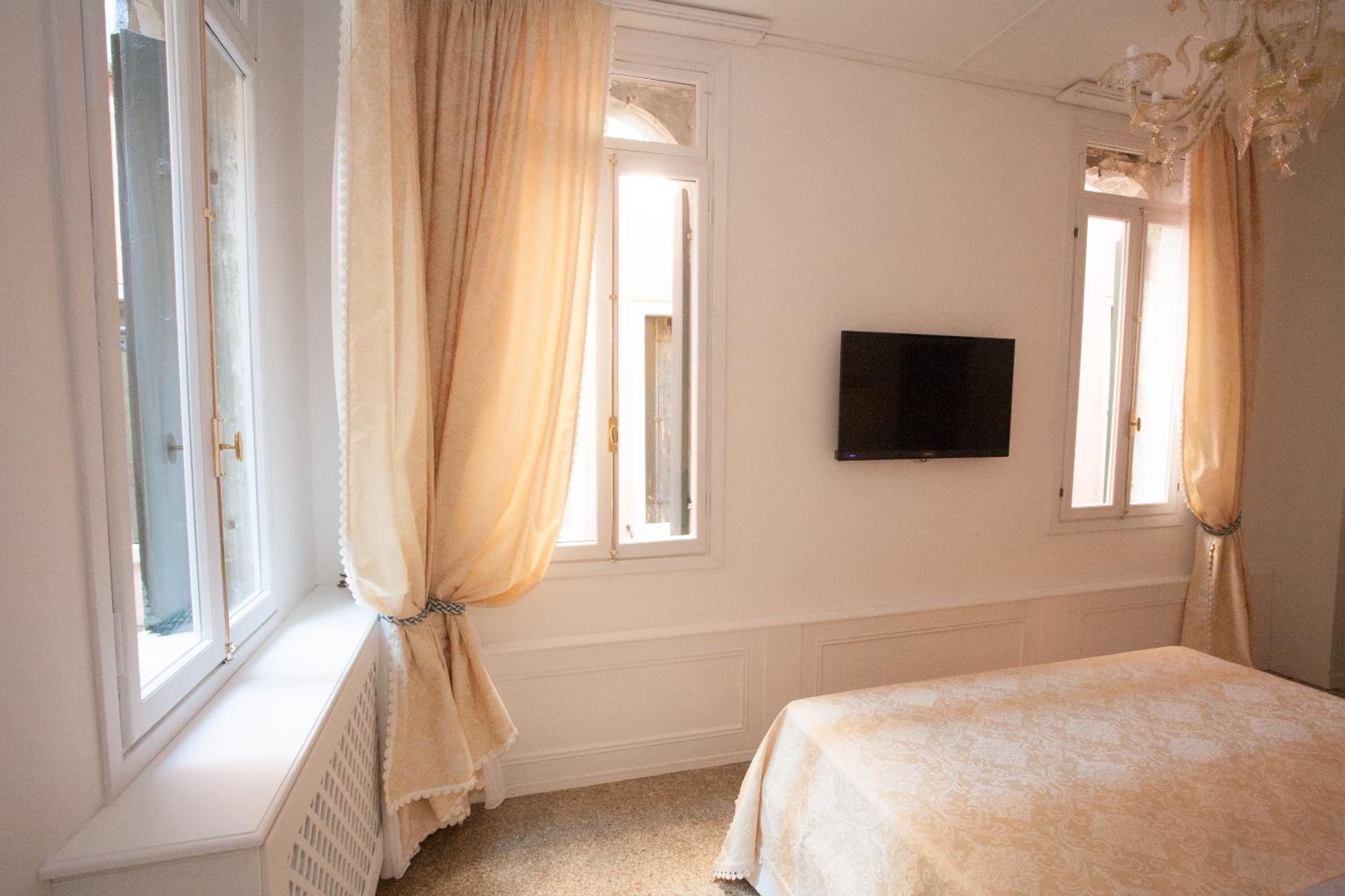 Standard King Room photo 3