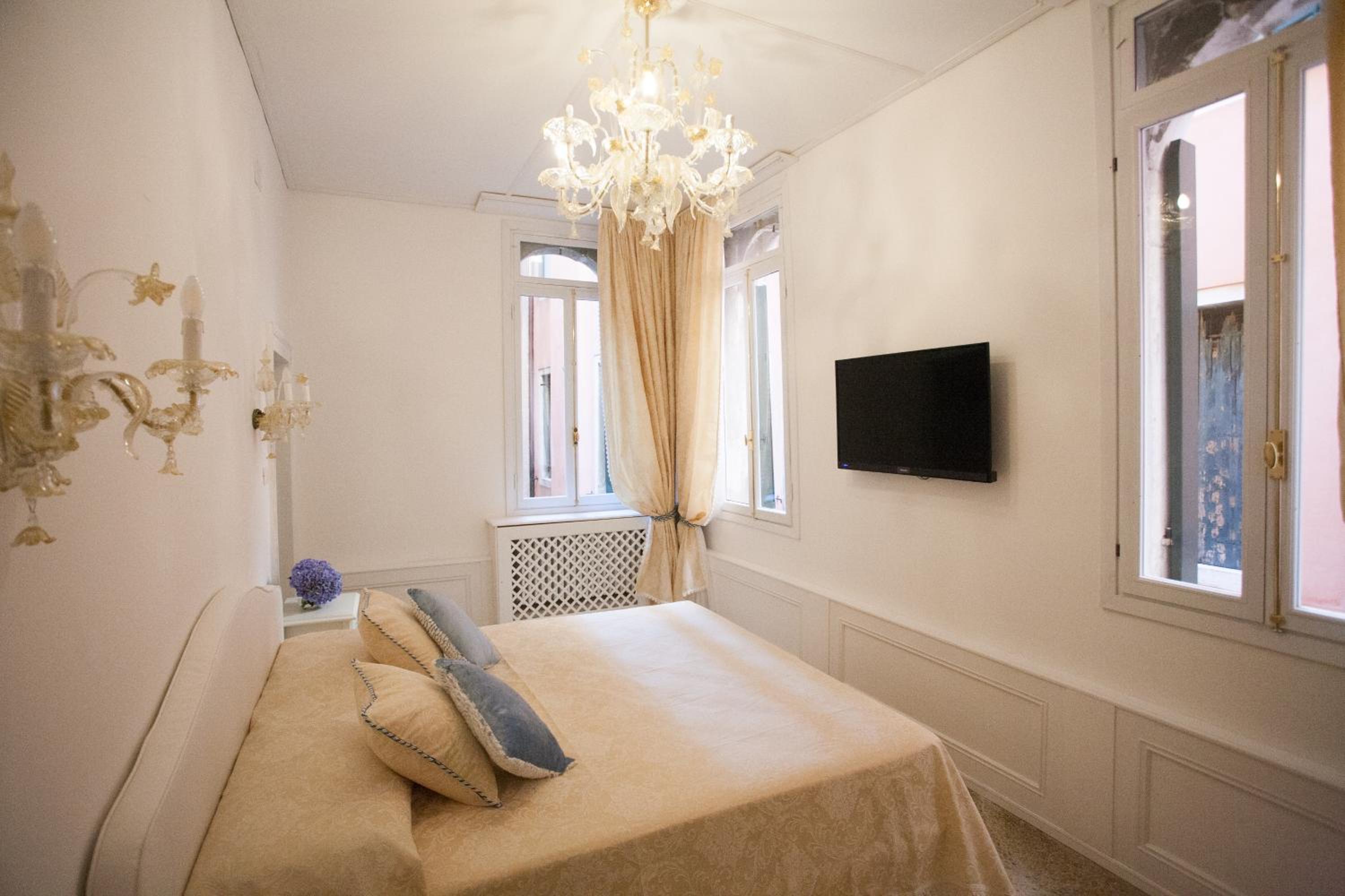 Standard King Room photo 2
