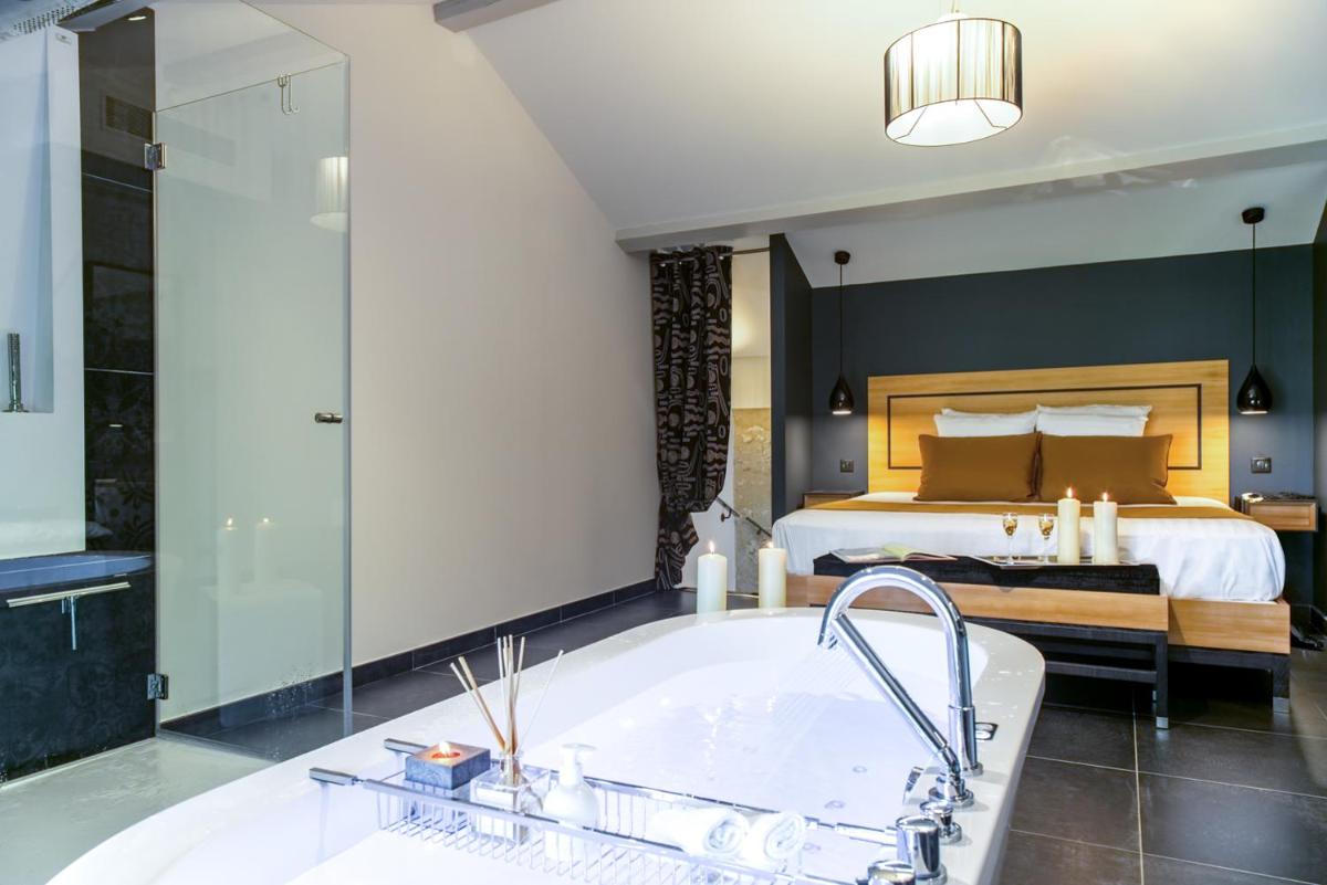 Luxury Suite with Spa Bath - Elegance - Photo 14