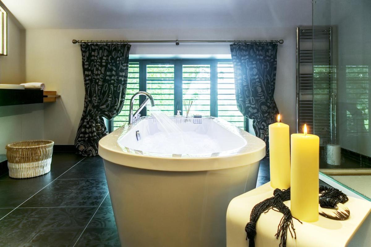 Luxury Suite with Spa Bath - Elegance - Photo 16