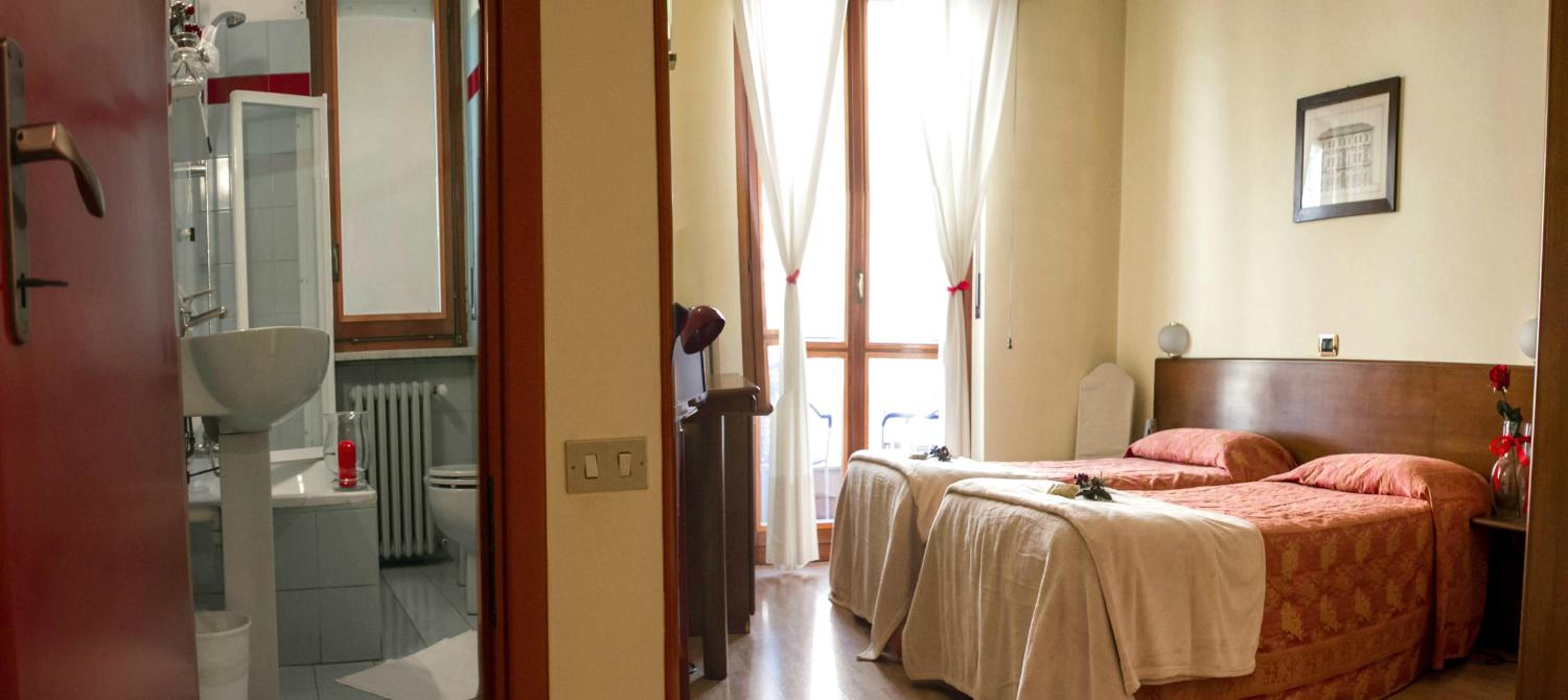 Twin Room with Balcony - Photo 8