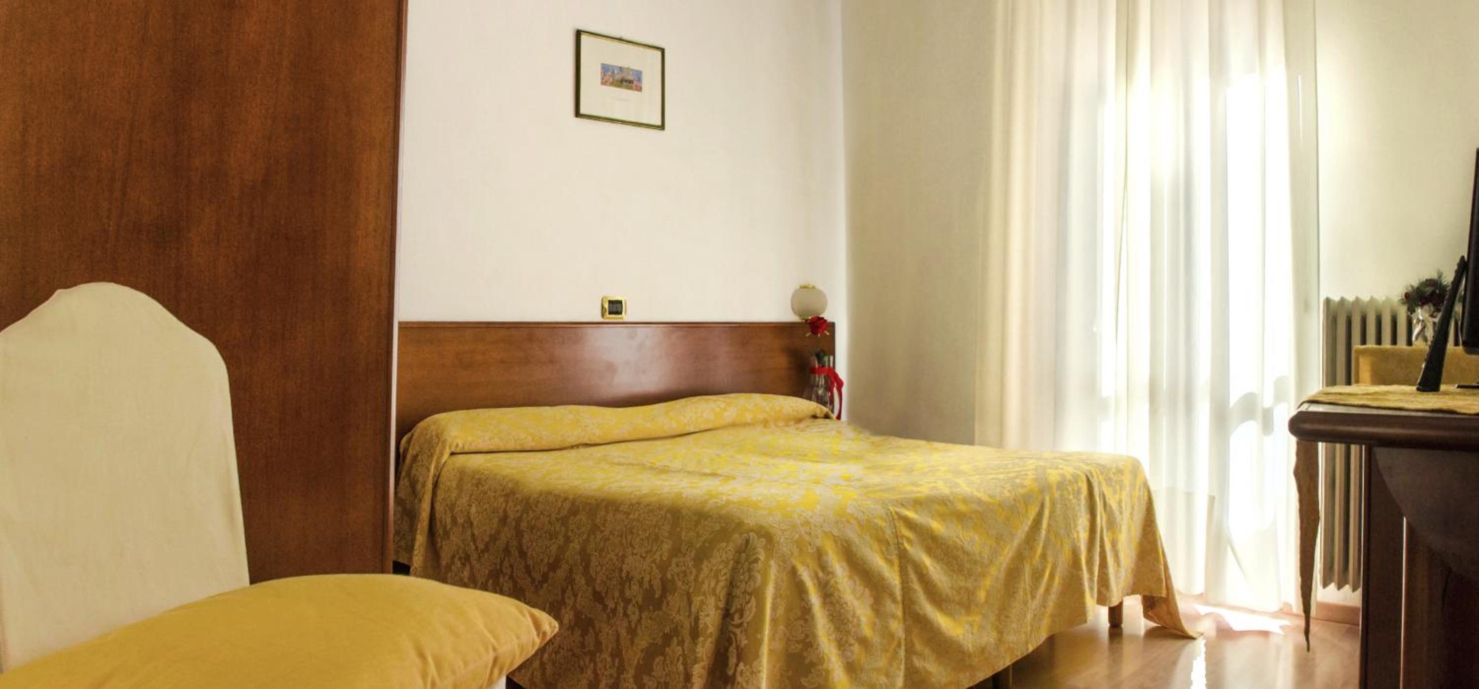 Twin Room with Balcony - Photo 5
