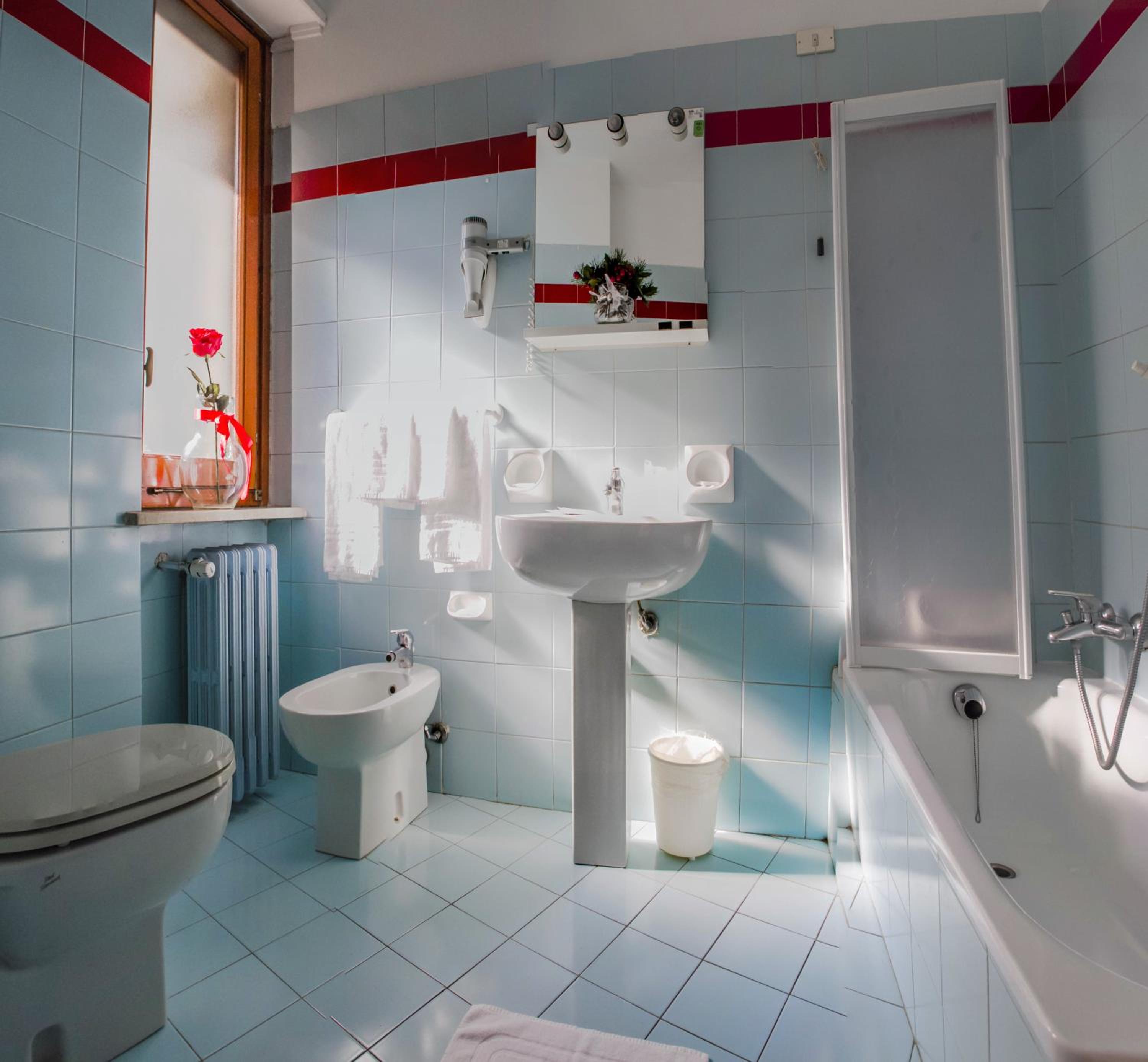 Double Room with Balcony - Photo 12