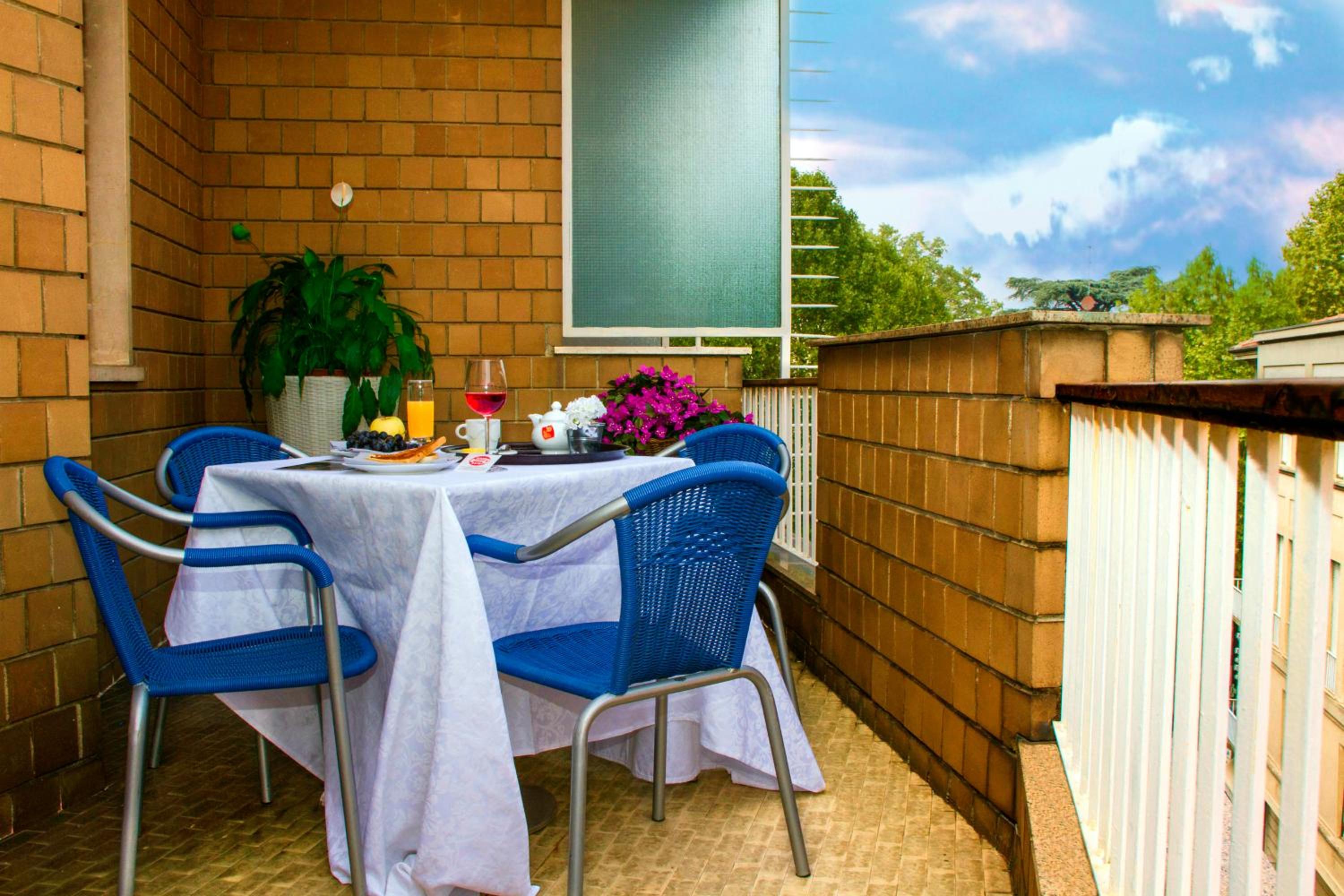 Twin Room with Balcony - Photo 7