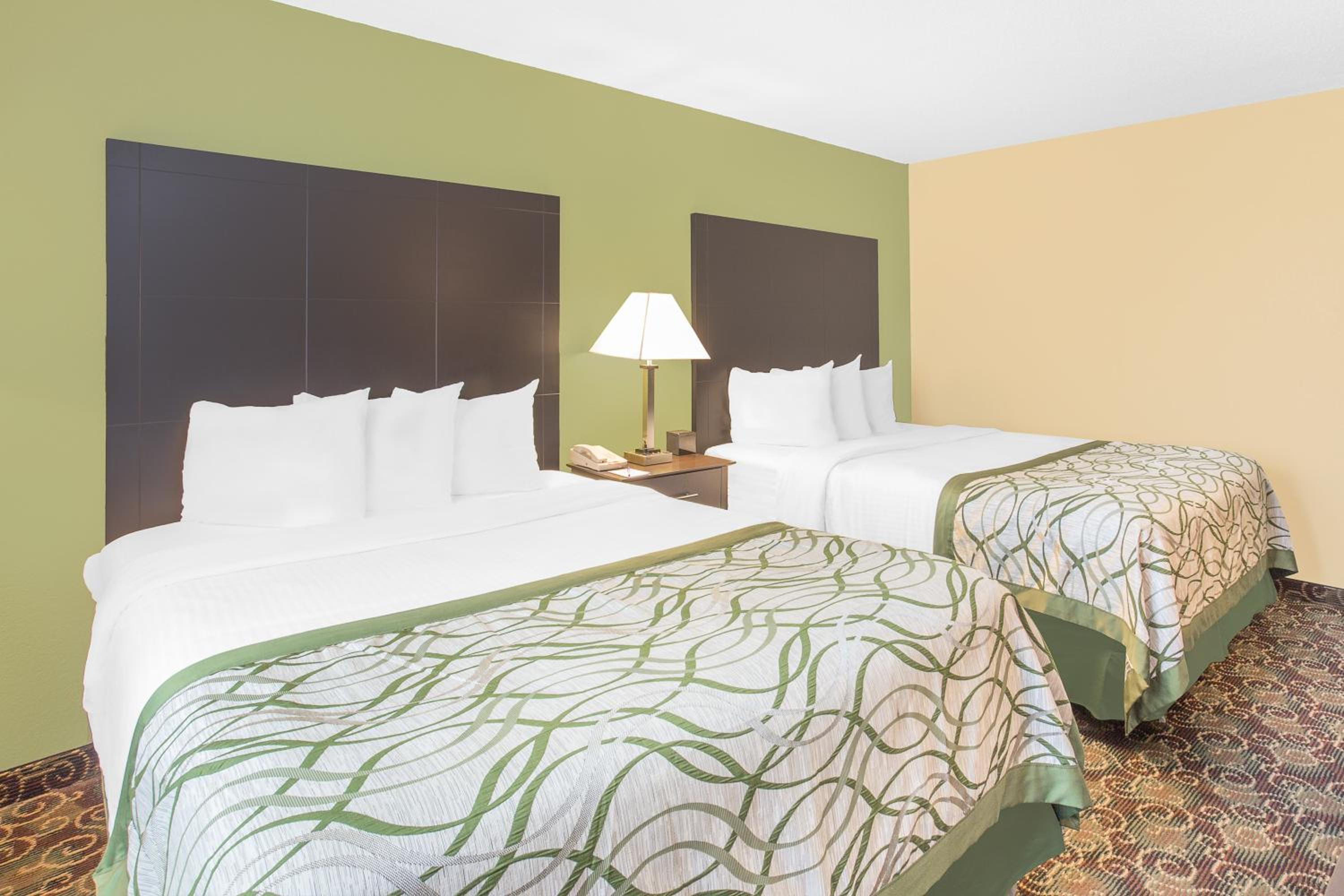 Queen Room with Two Queen Beds - Non-Smoking photo 3