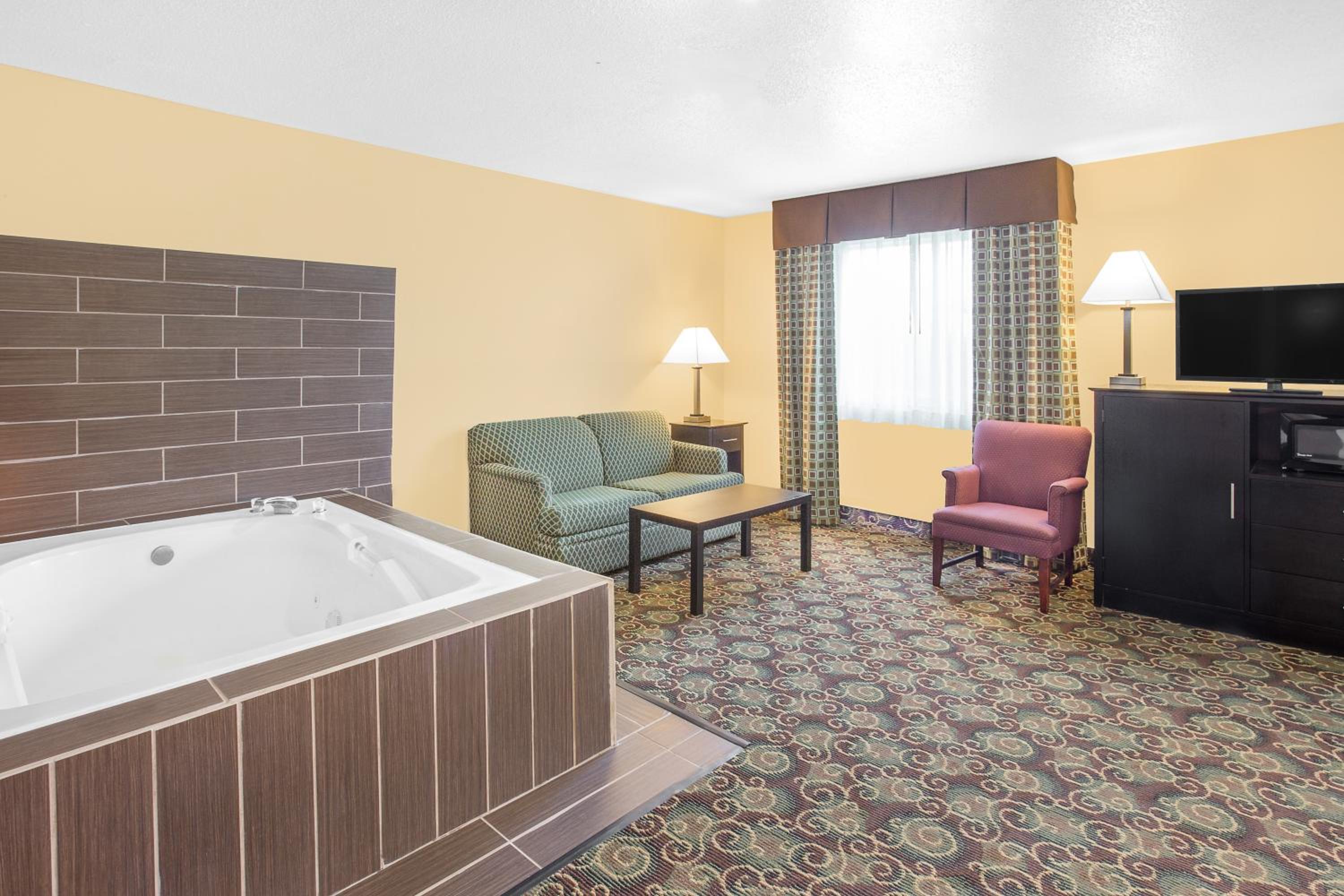 Deluxe King Studio Suite - Non-Smoking photo 1