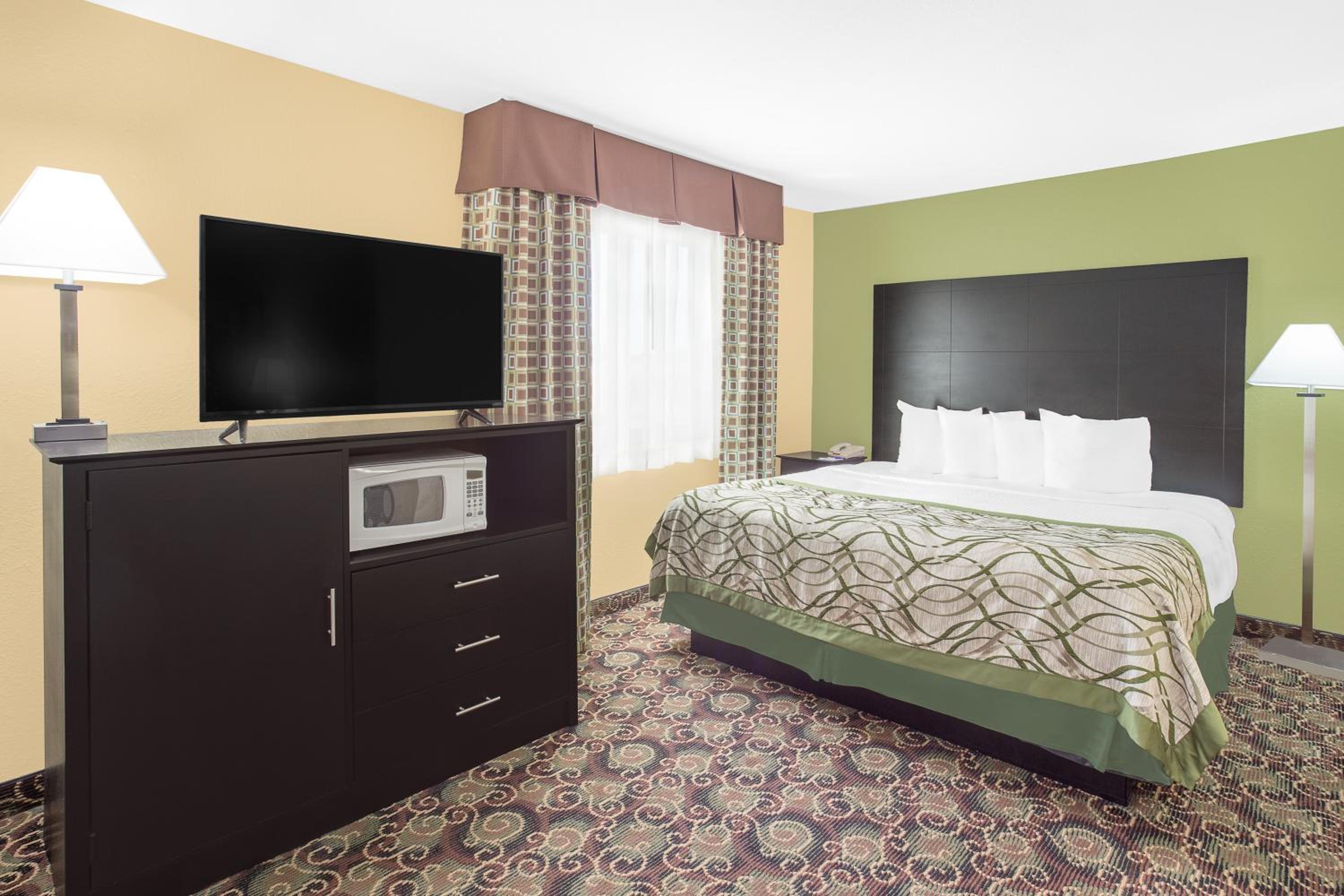 Deluxe King Studio Suite - Non-Smoking photo 2